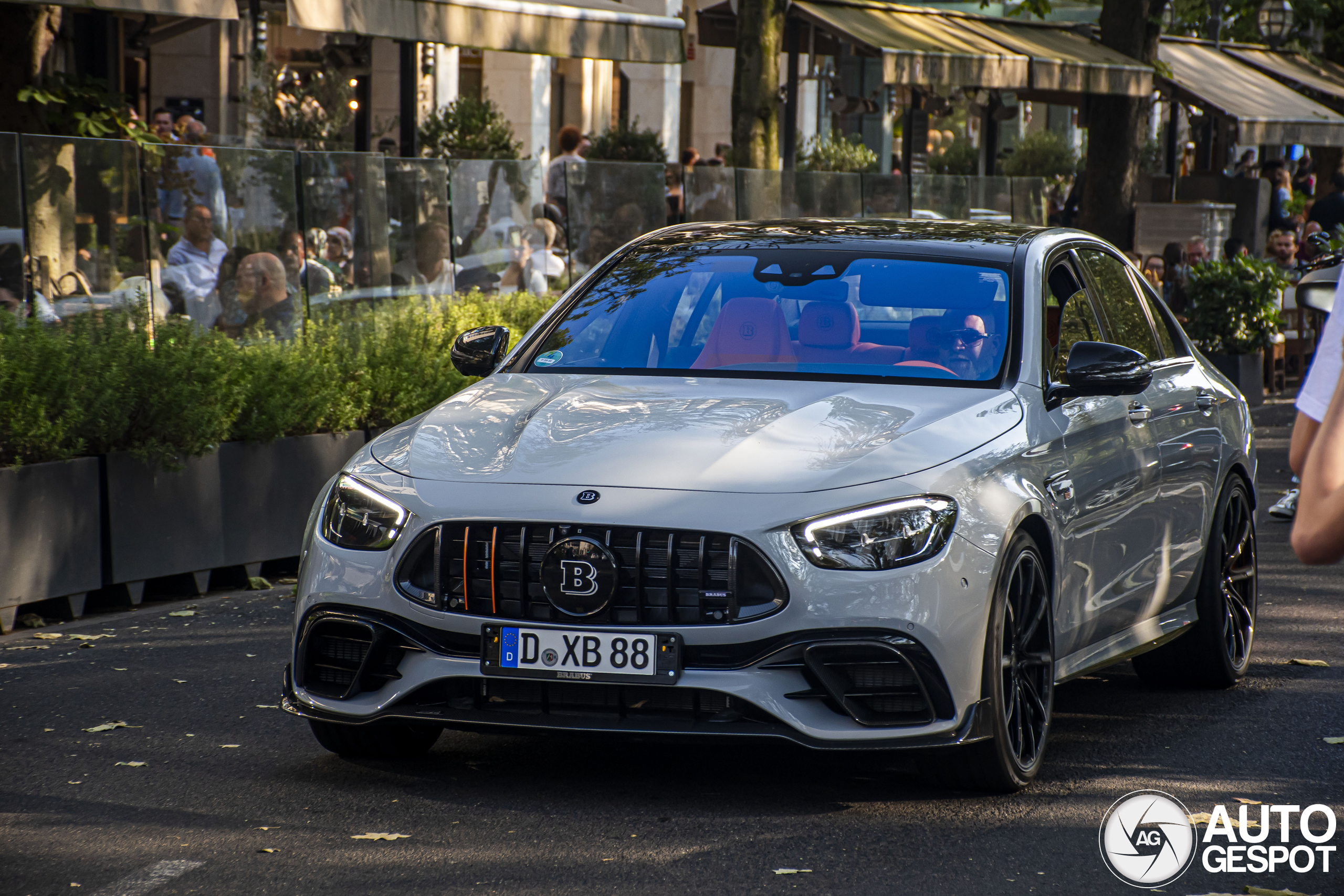 Dit is geen standaard taxi meer: Mercedes-AMG Brabus E B40s-900!