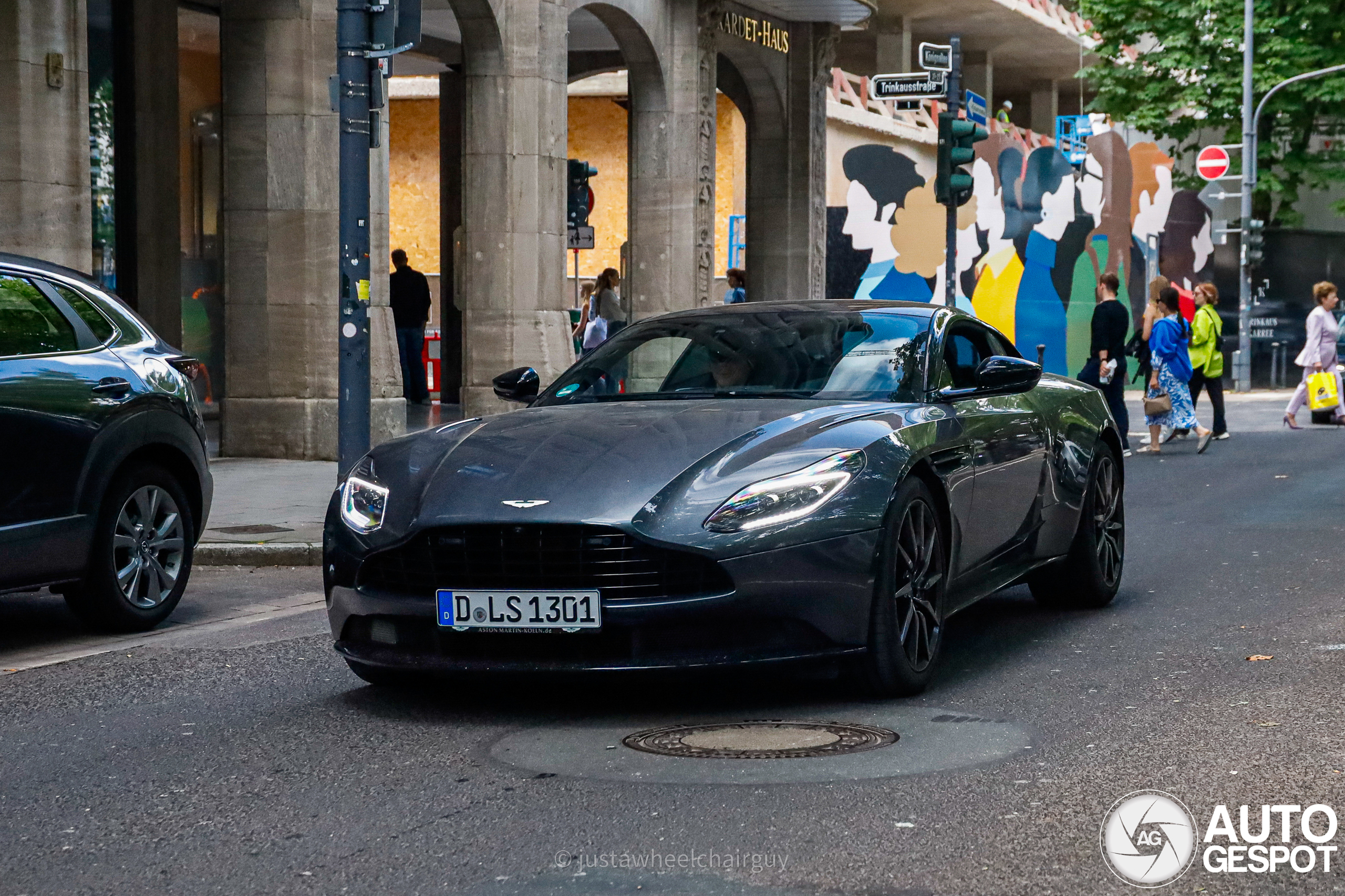 Aston Martin DB11 V8