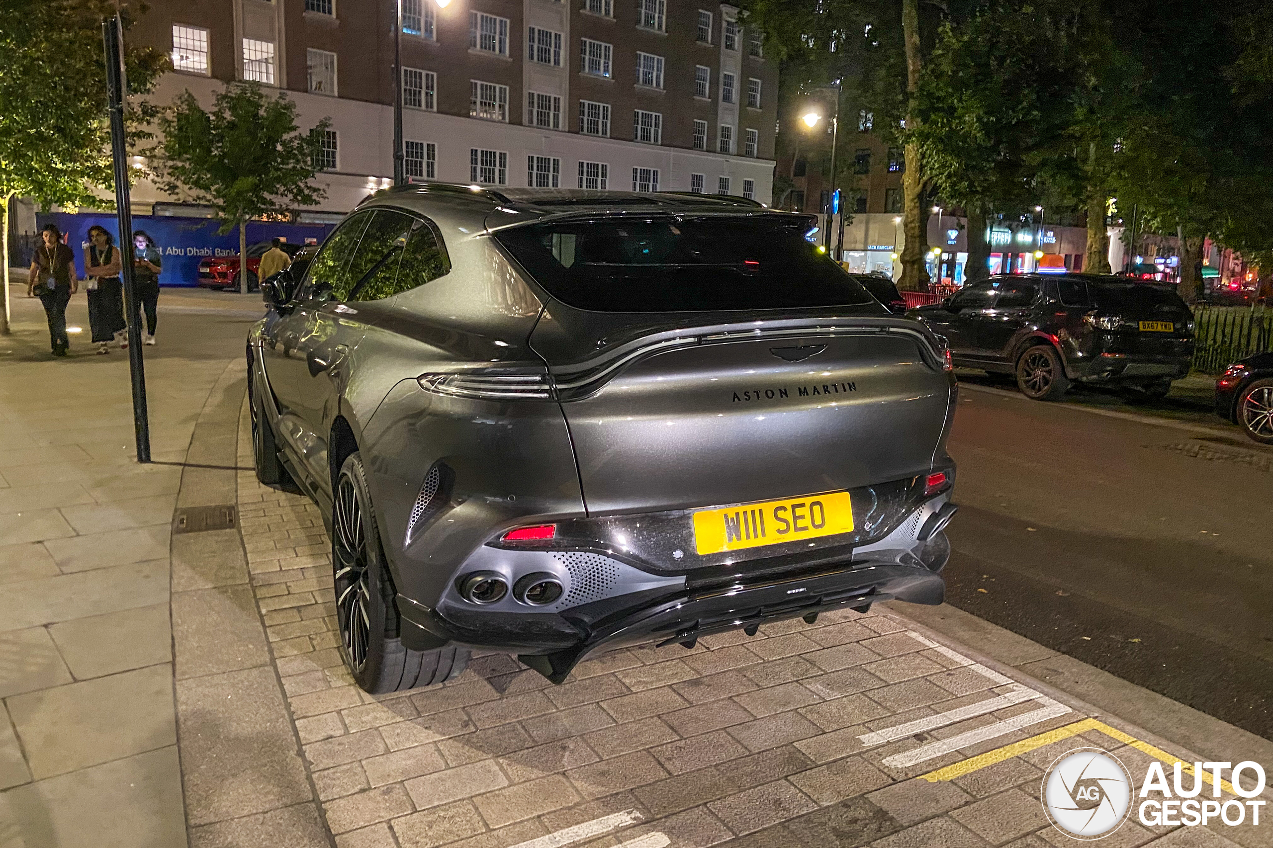 Aston Martin DBX707