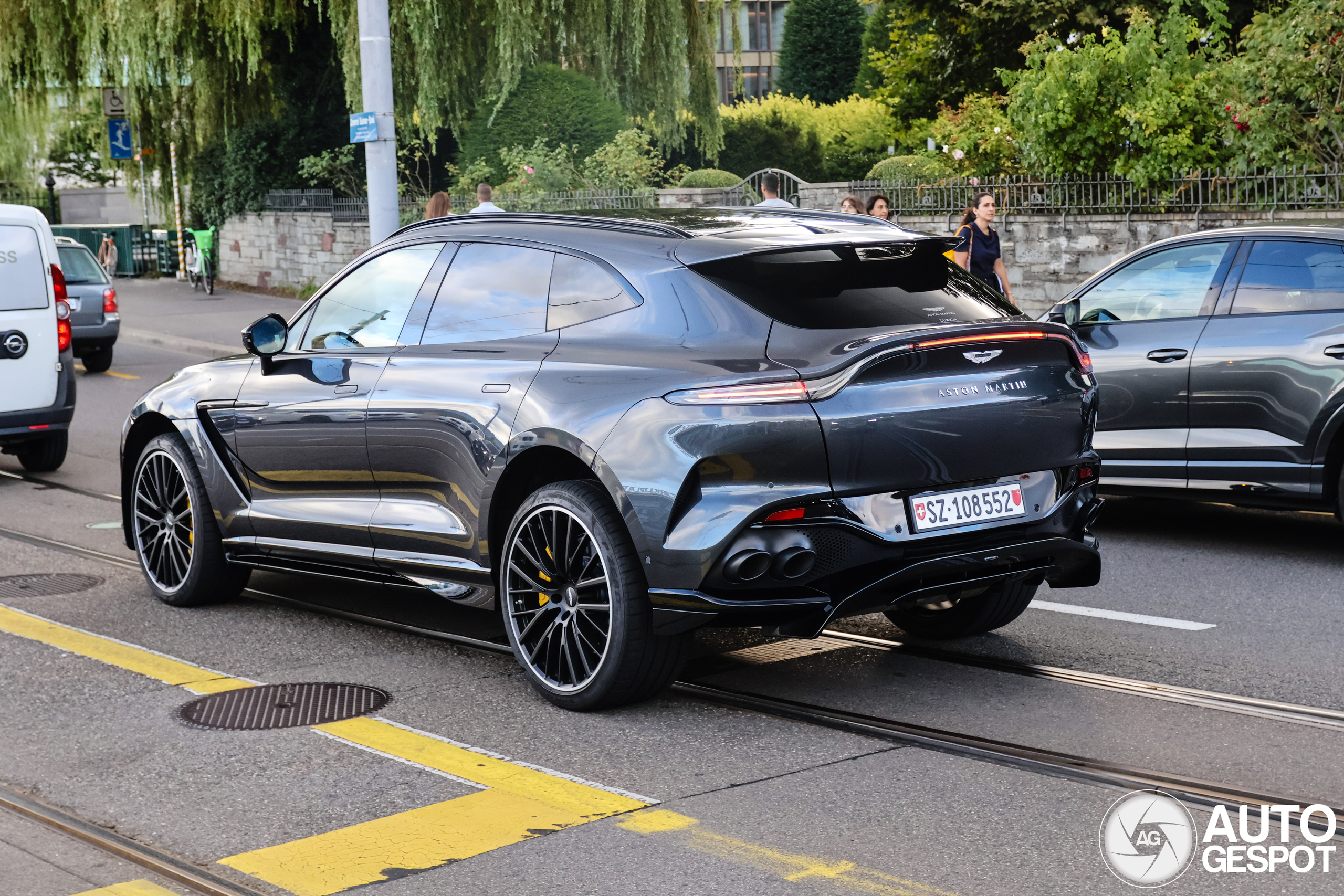 Aston Martin DBX707