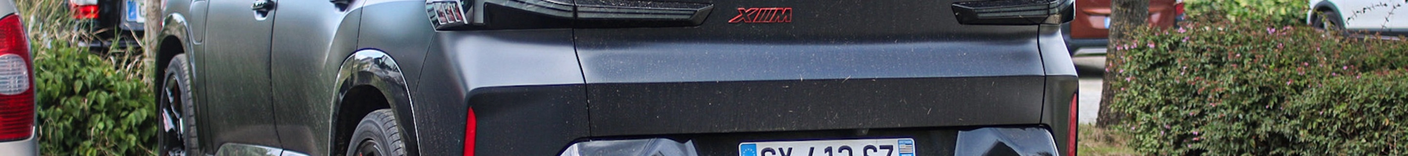 BMW XM G09 Label Red