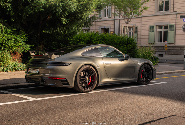 Porsche 992 Carrera 4 GTS