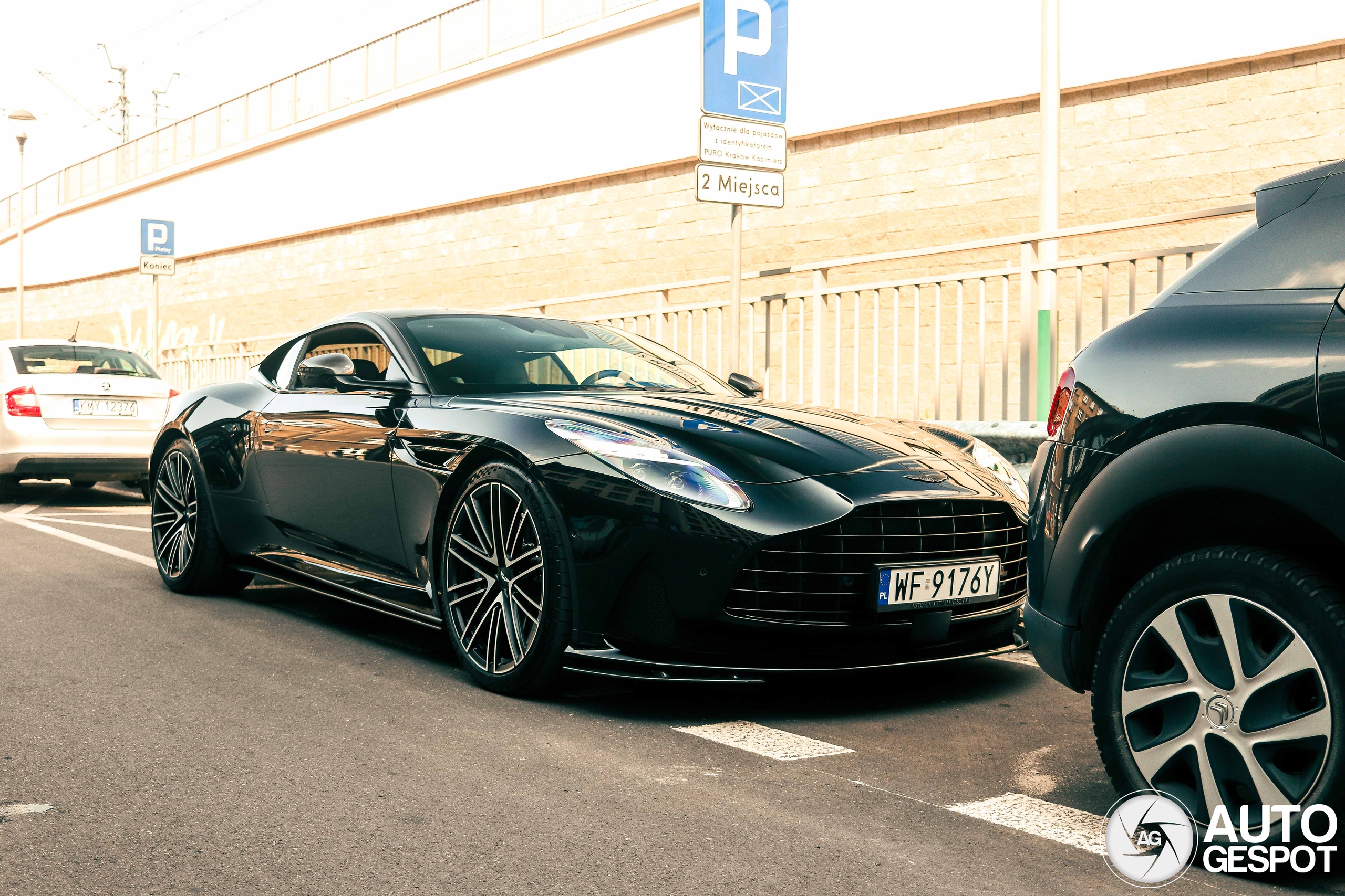 Aston Martin DB12