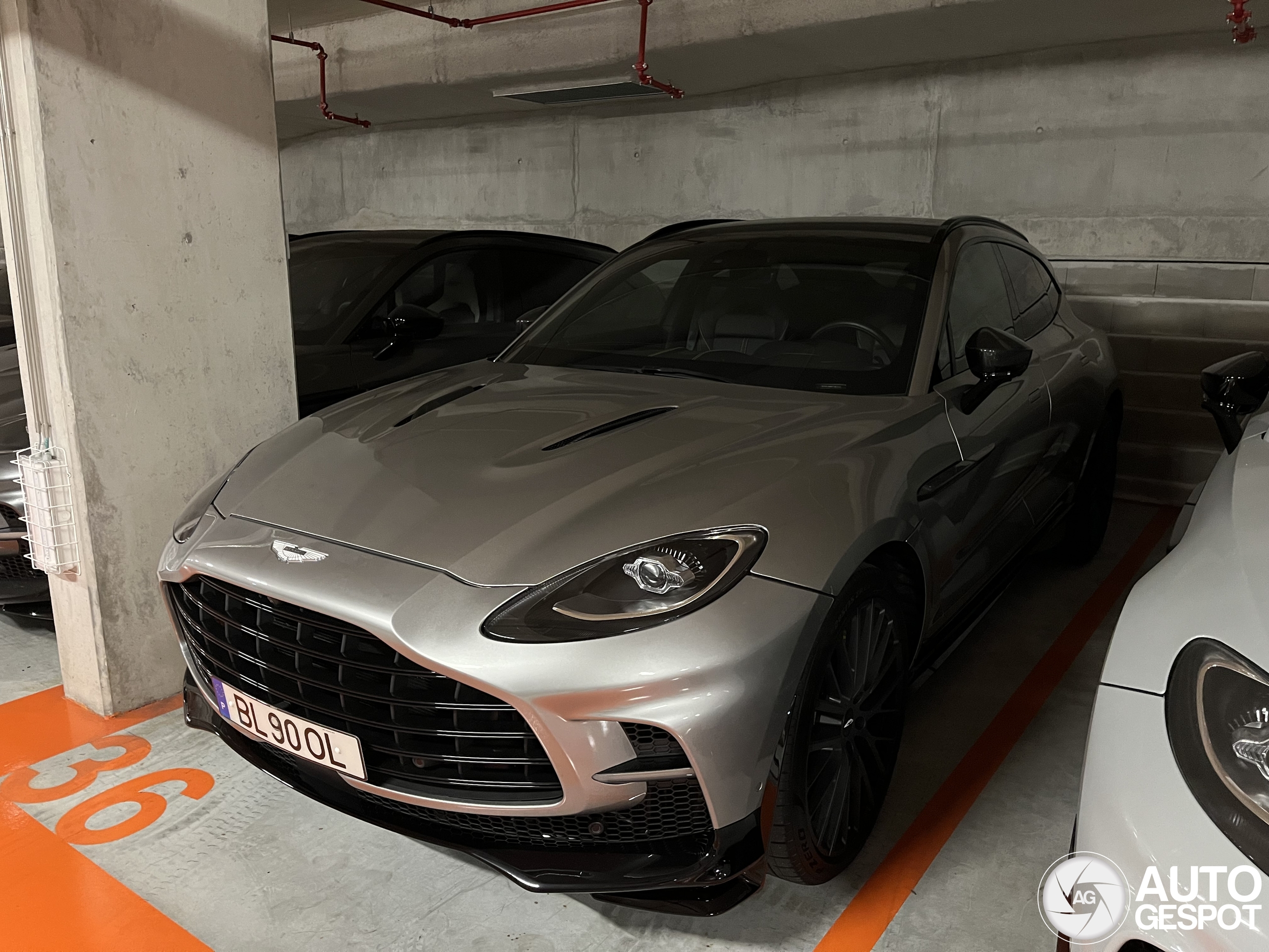 Aston Martin DBX707