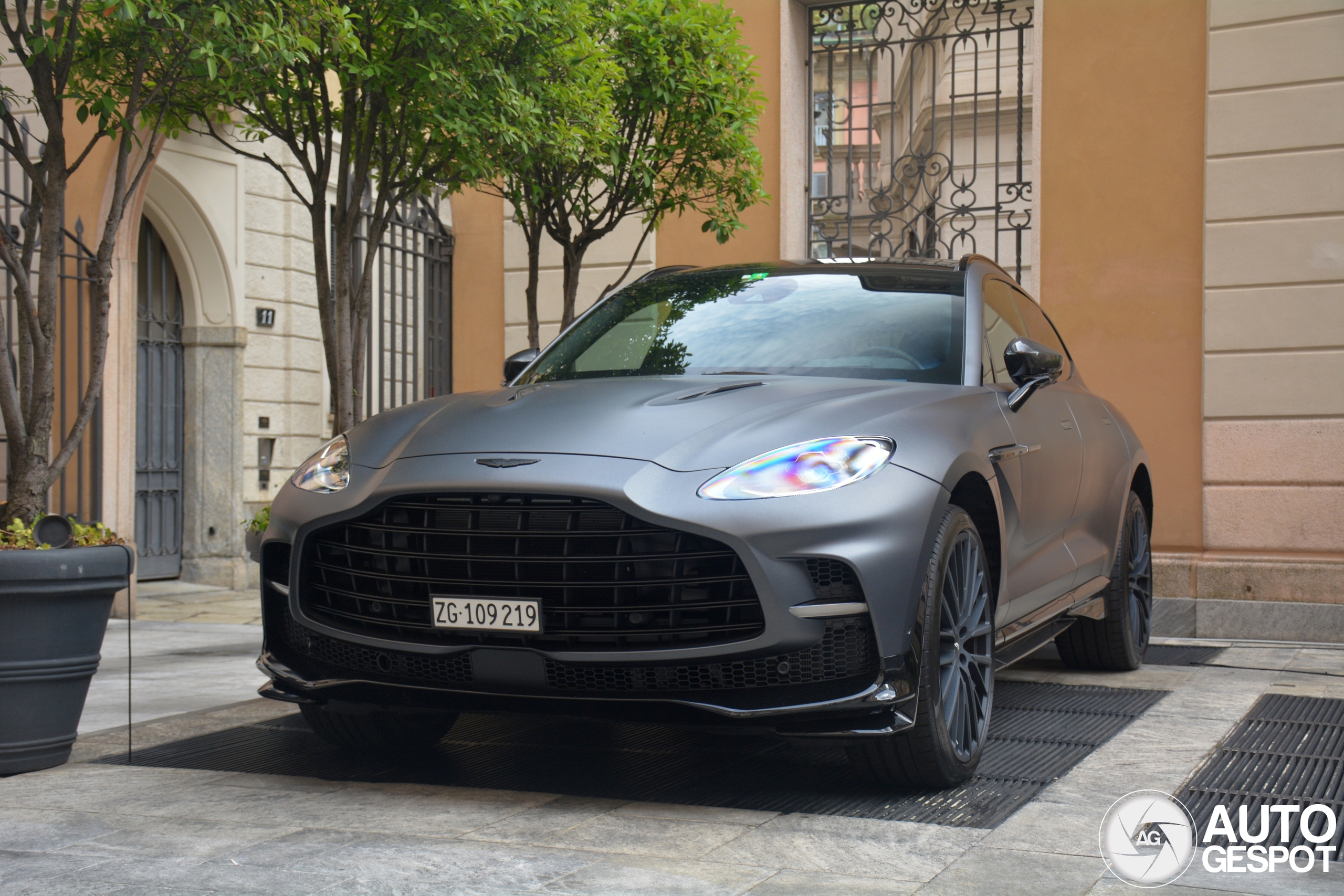 Aston Martin DBX707