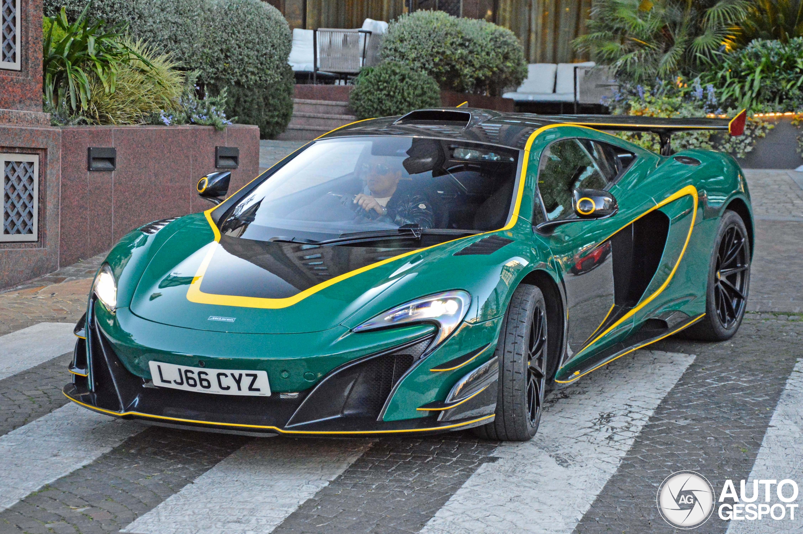 Rare supercar combo spotted in Milan