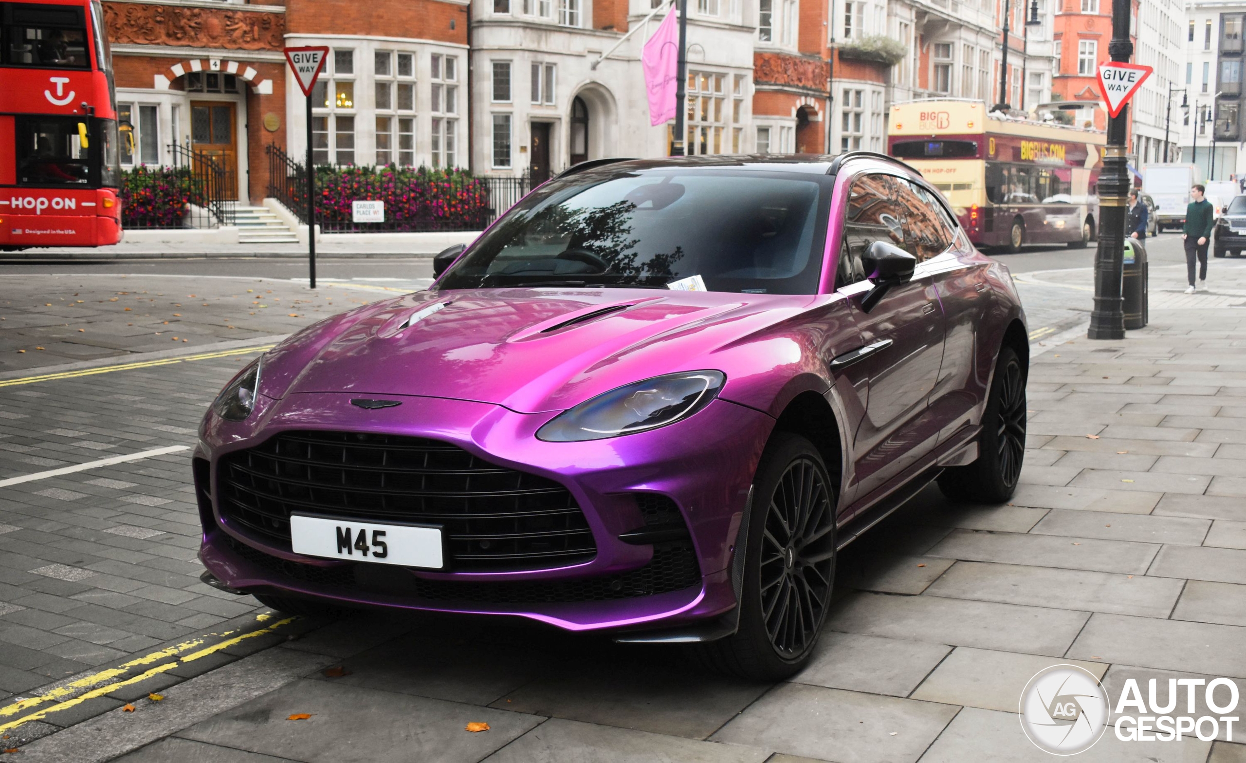 Aston Martin DBX707