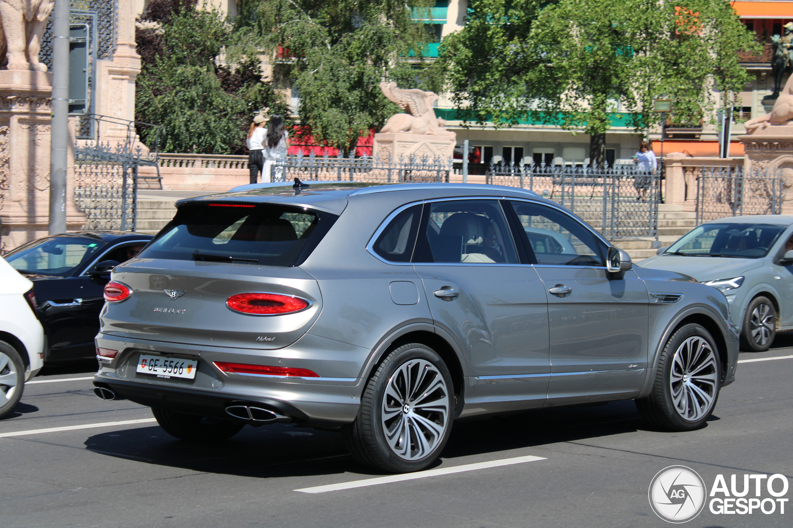 Bentley Bentayga Hybrid 2021