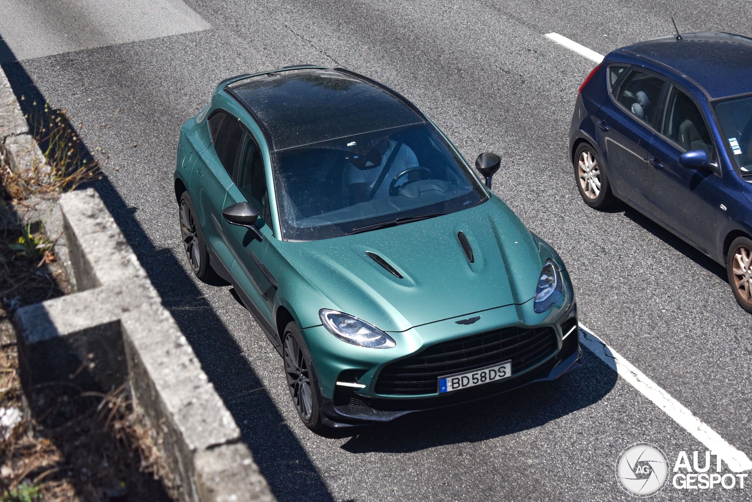 Aston Martin DBX707