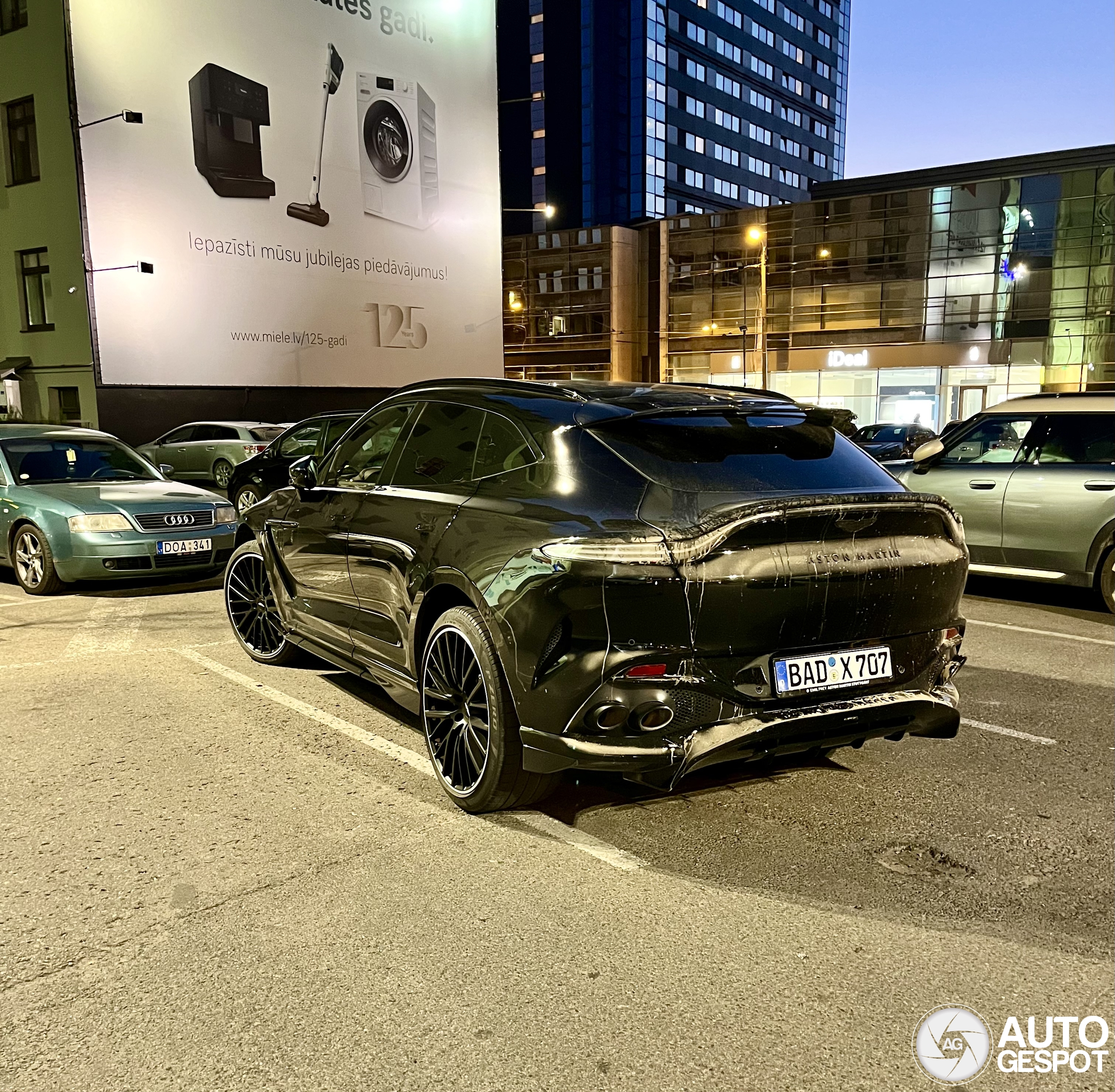 Aston Martin DBX707