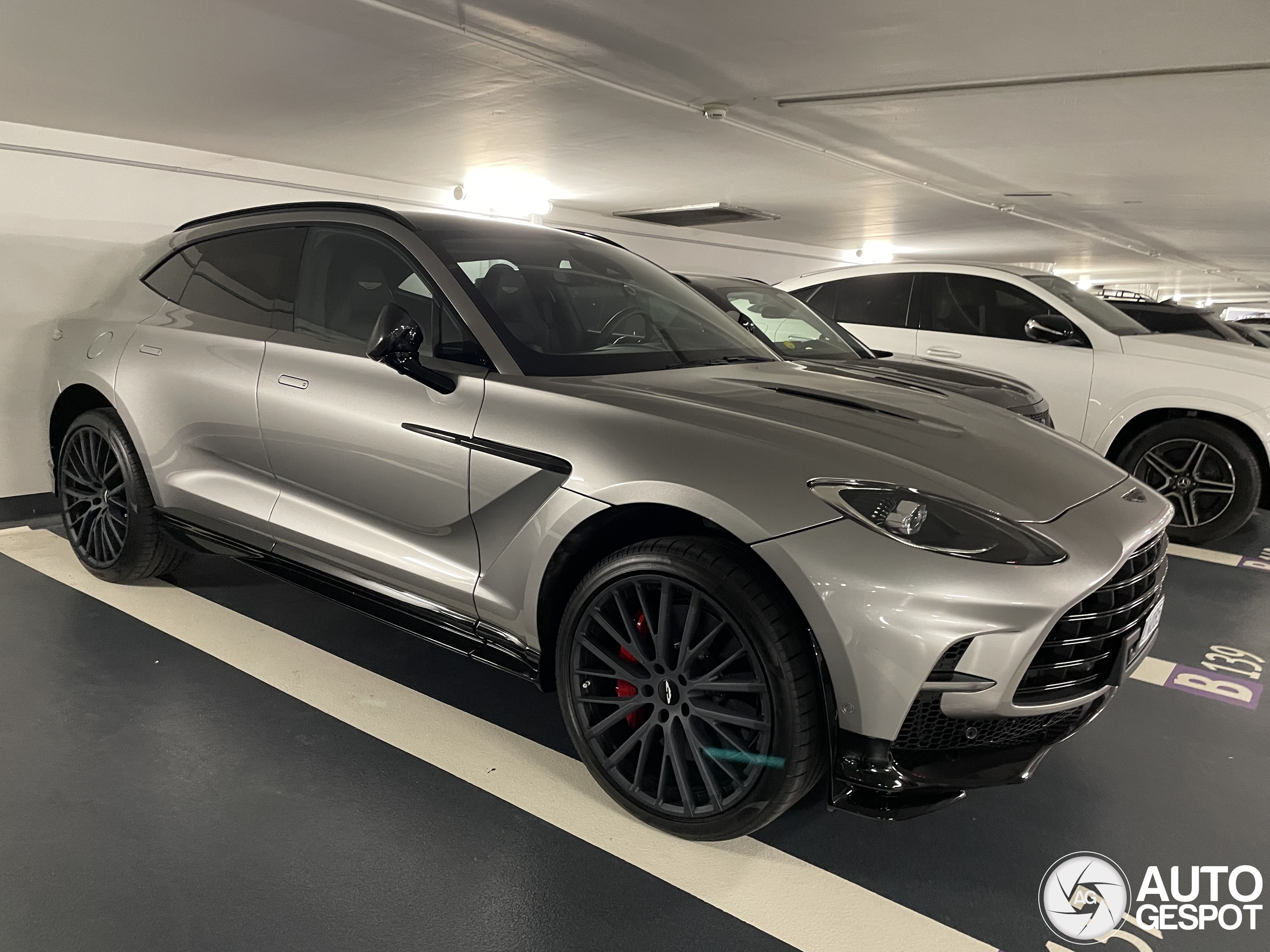 Aston Martin DBX707