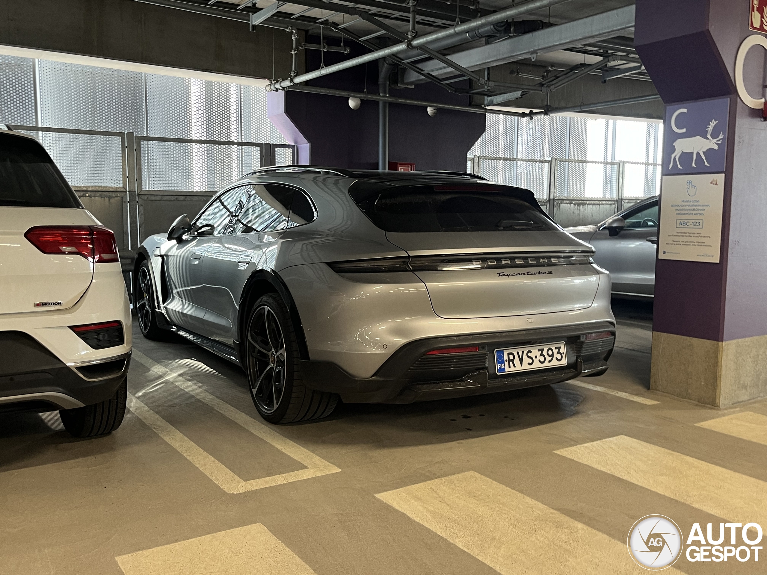 Porsche Taycan Turbo S Cross Turismo