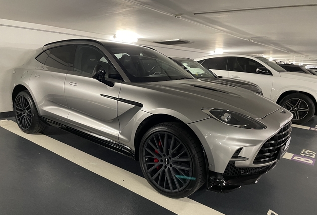 Aston Martin DBX707