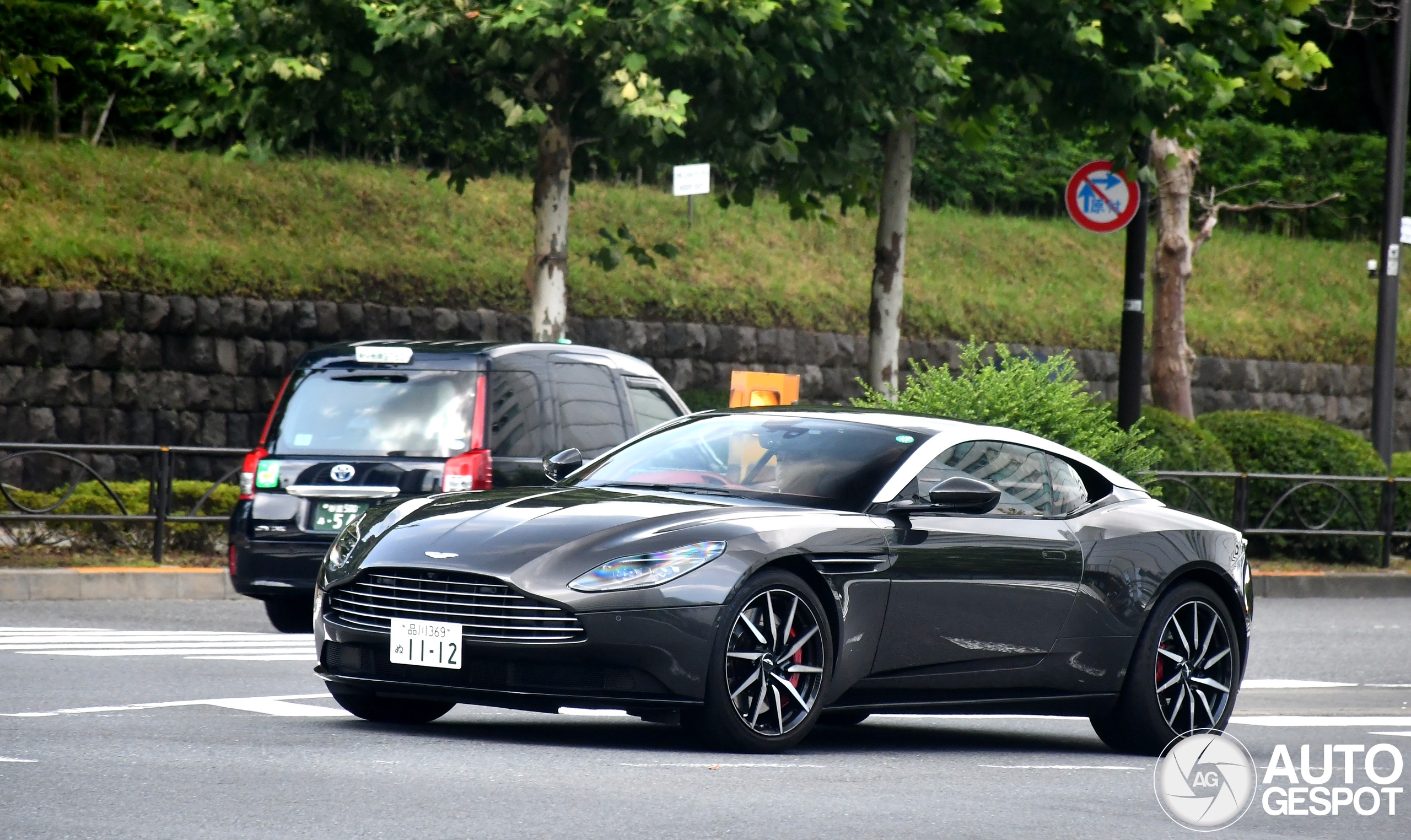 Aston Martin DB11 V8