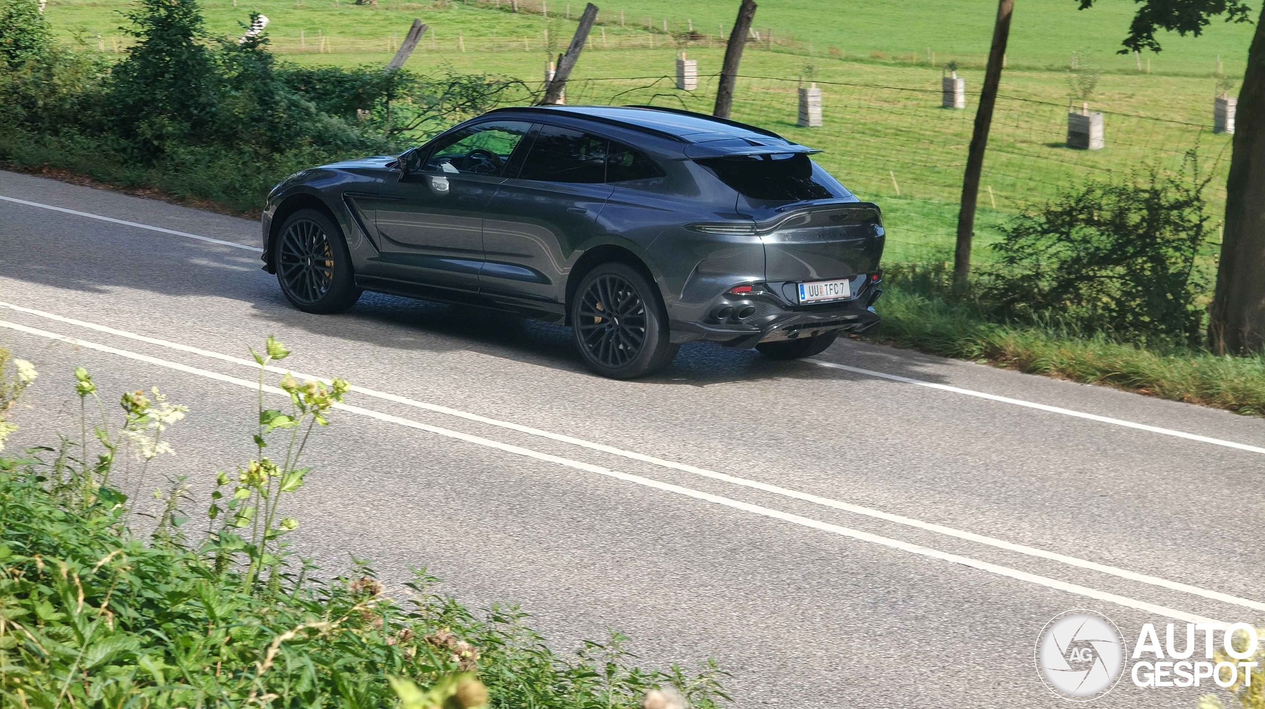 Aston Martin DBX707