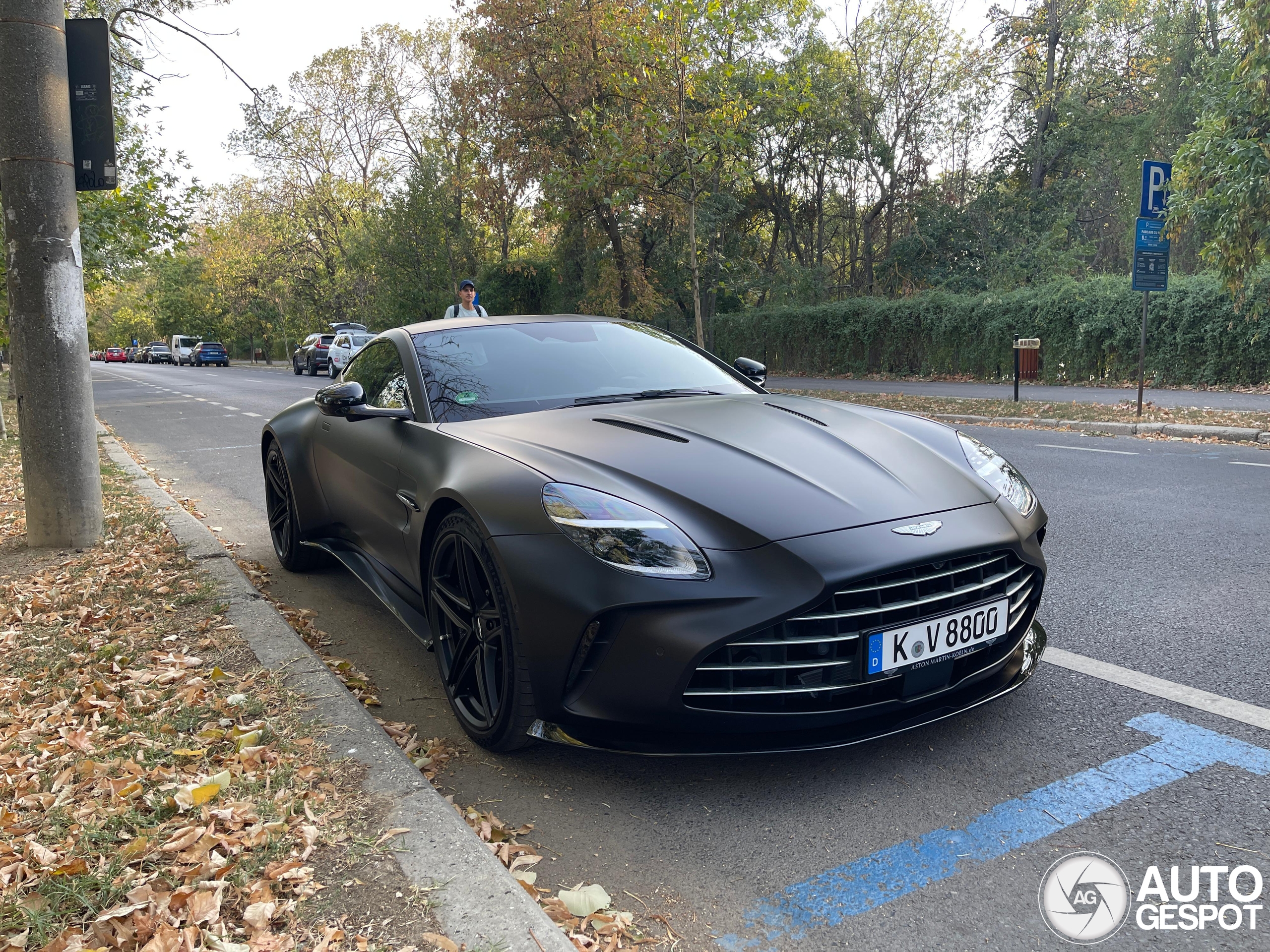 Aston Martin Vantage is berelekker in het matzwart