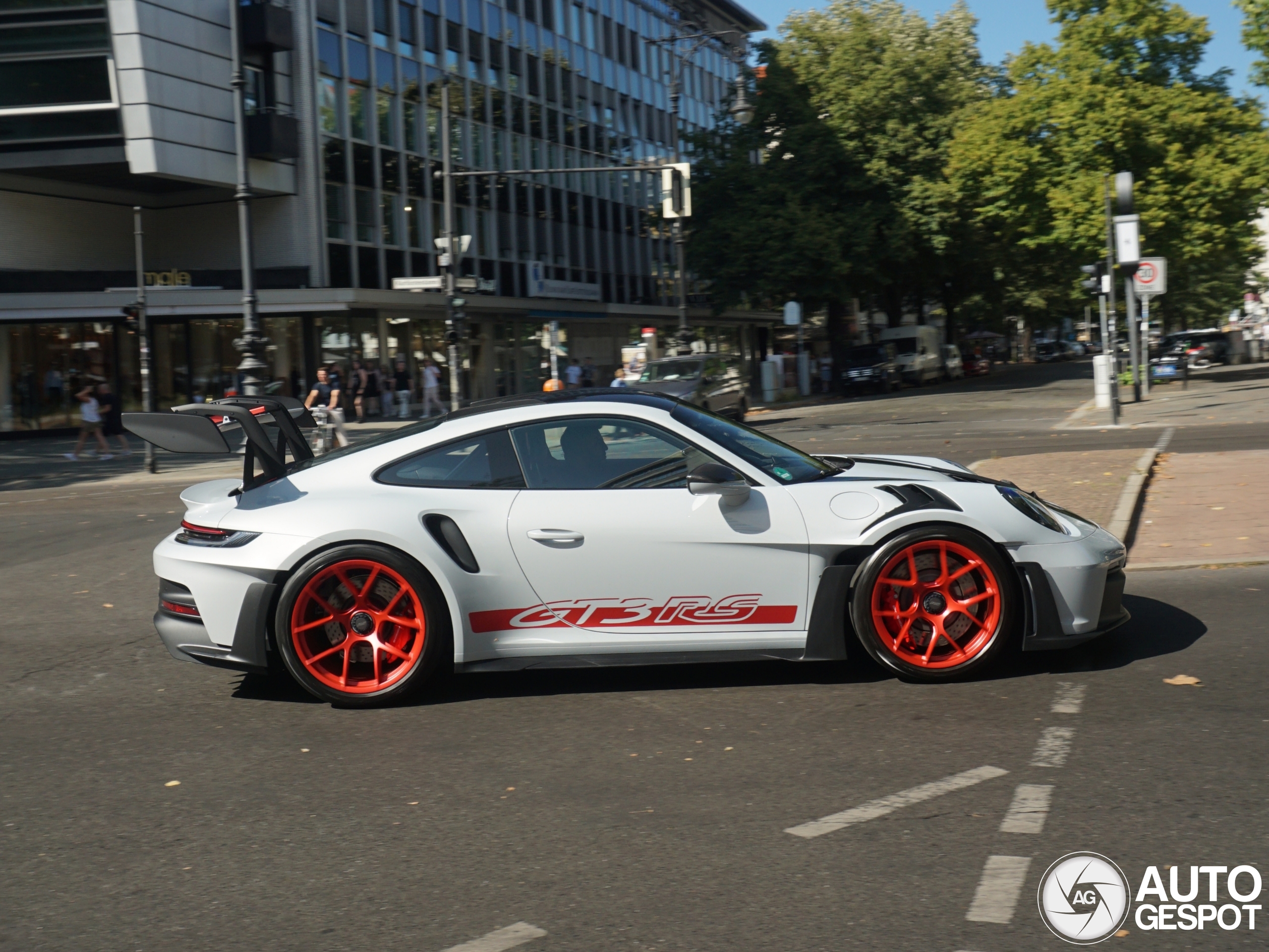 Porsche 992 GT3 RS Weissach Package