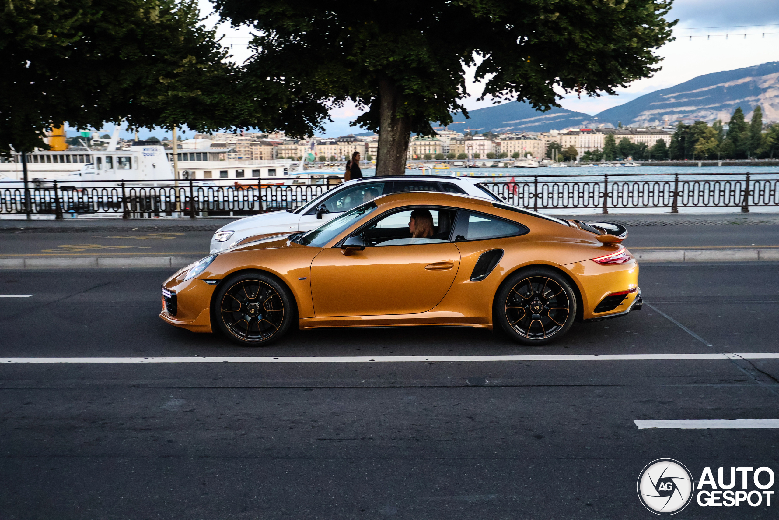 Golden Porsche 991 Turbo S Exclusive Series: A masterpiece