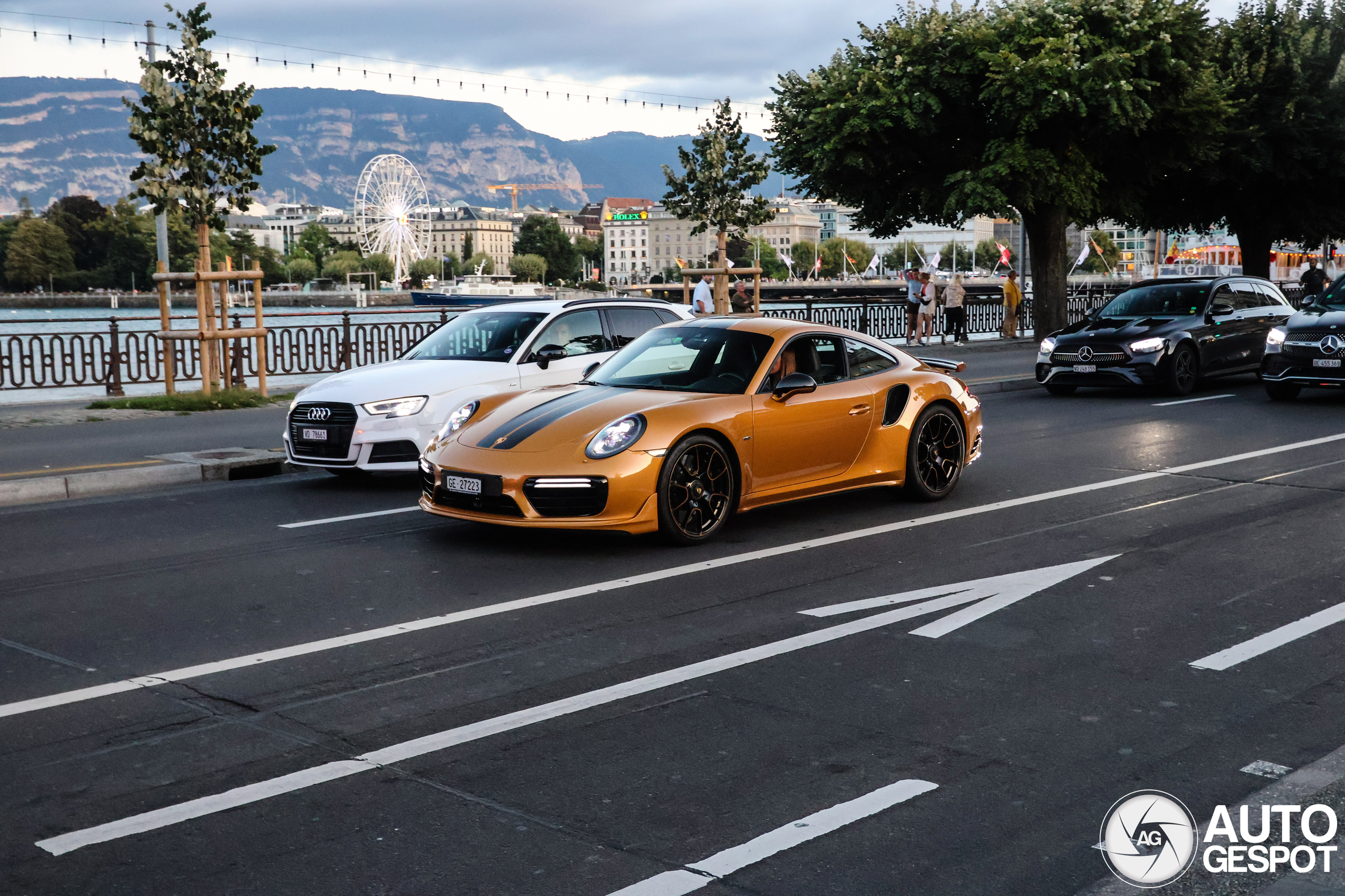 Golden Porsche 911 Turbo S Exclusive Series: A masterpiece