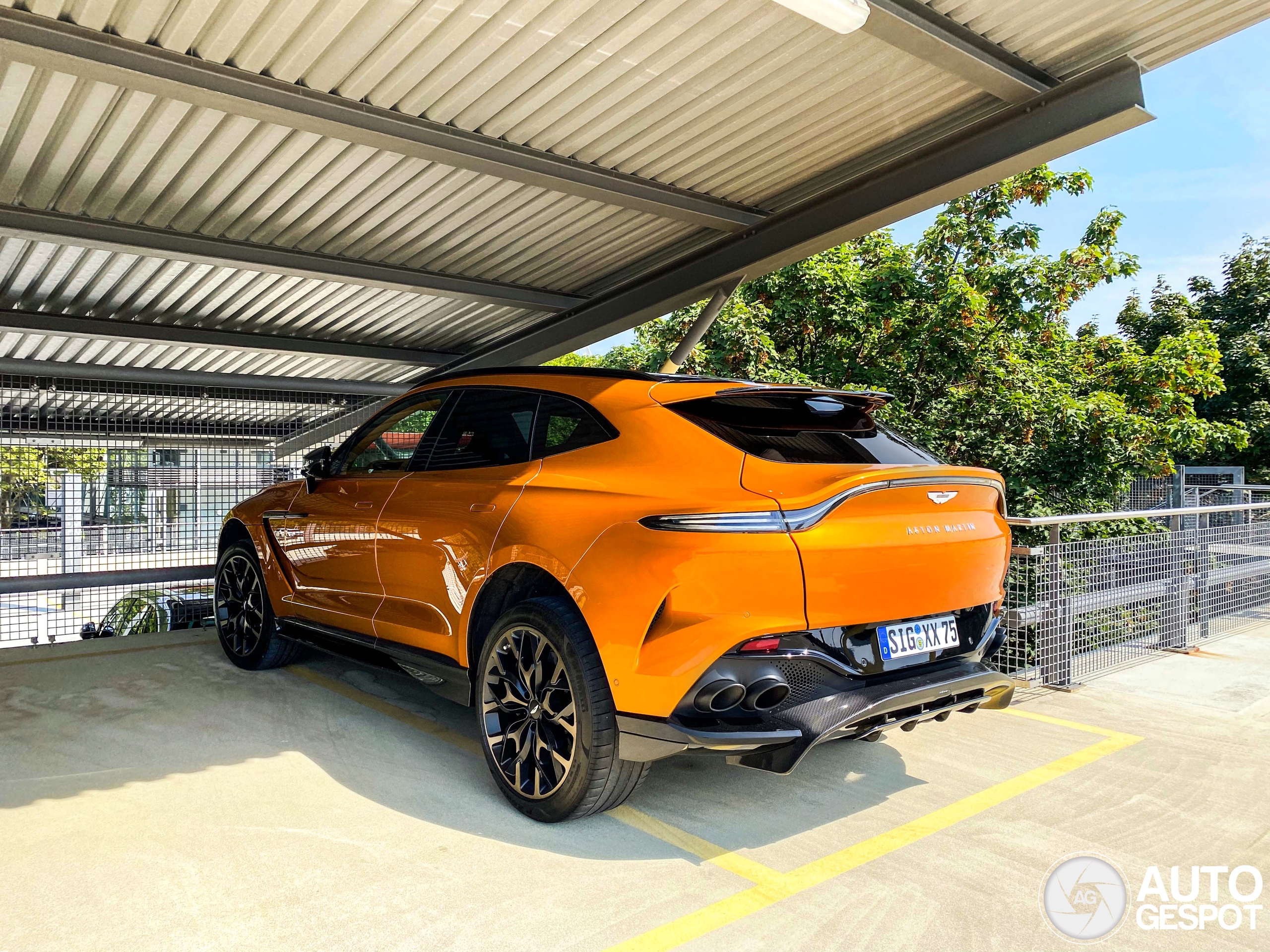 Aston Martin DBX707