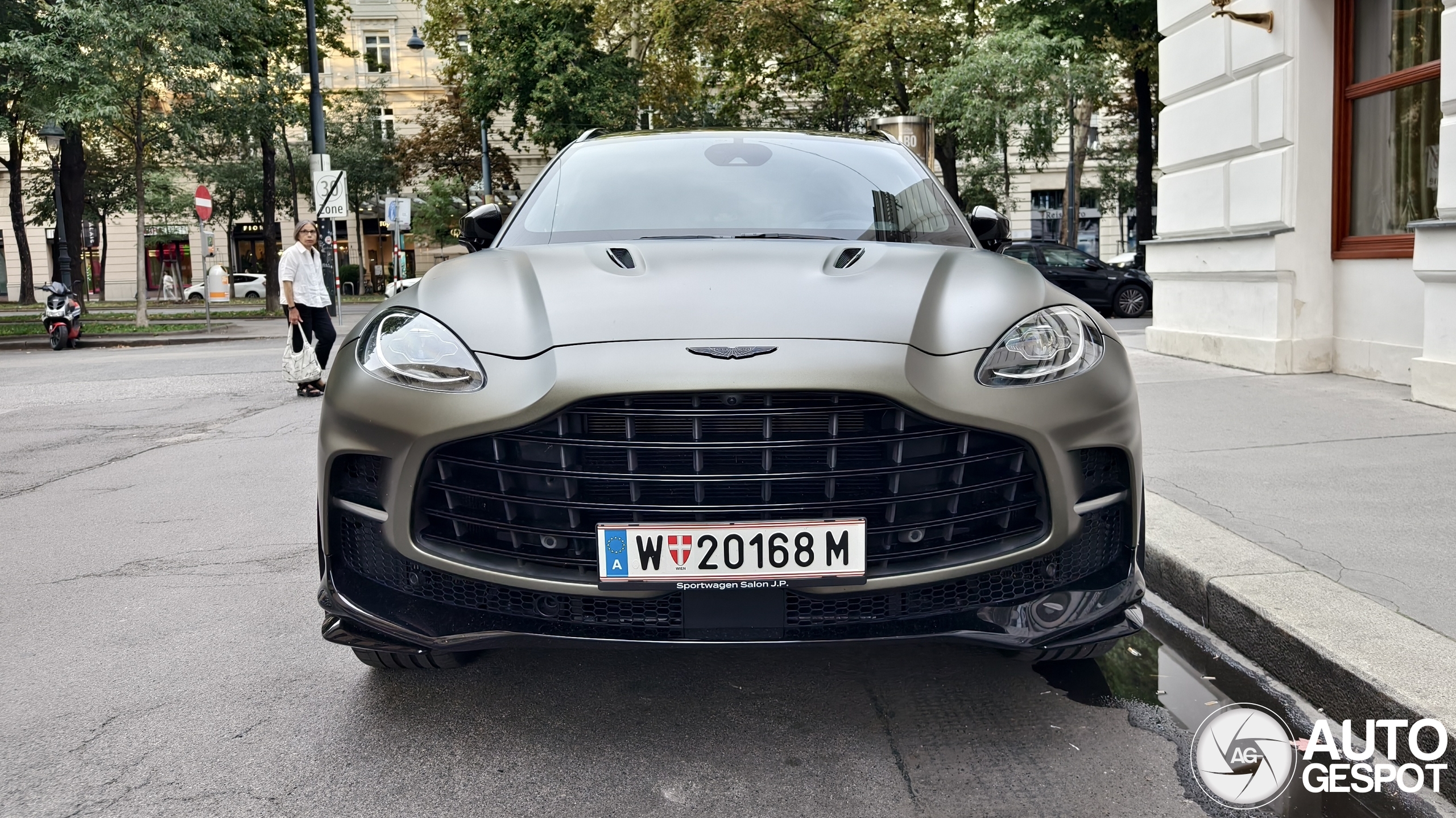 Aston Martin DBX707