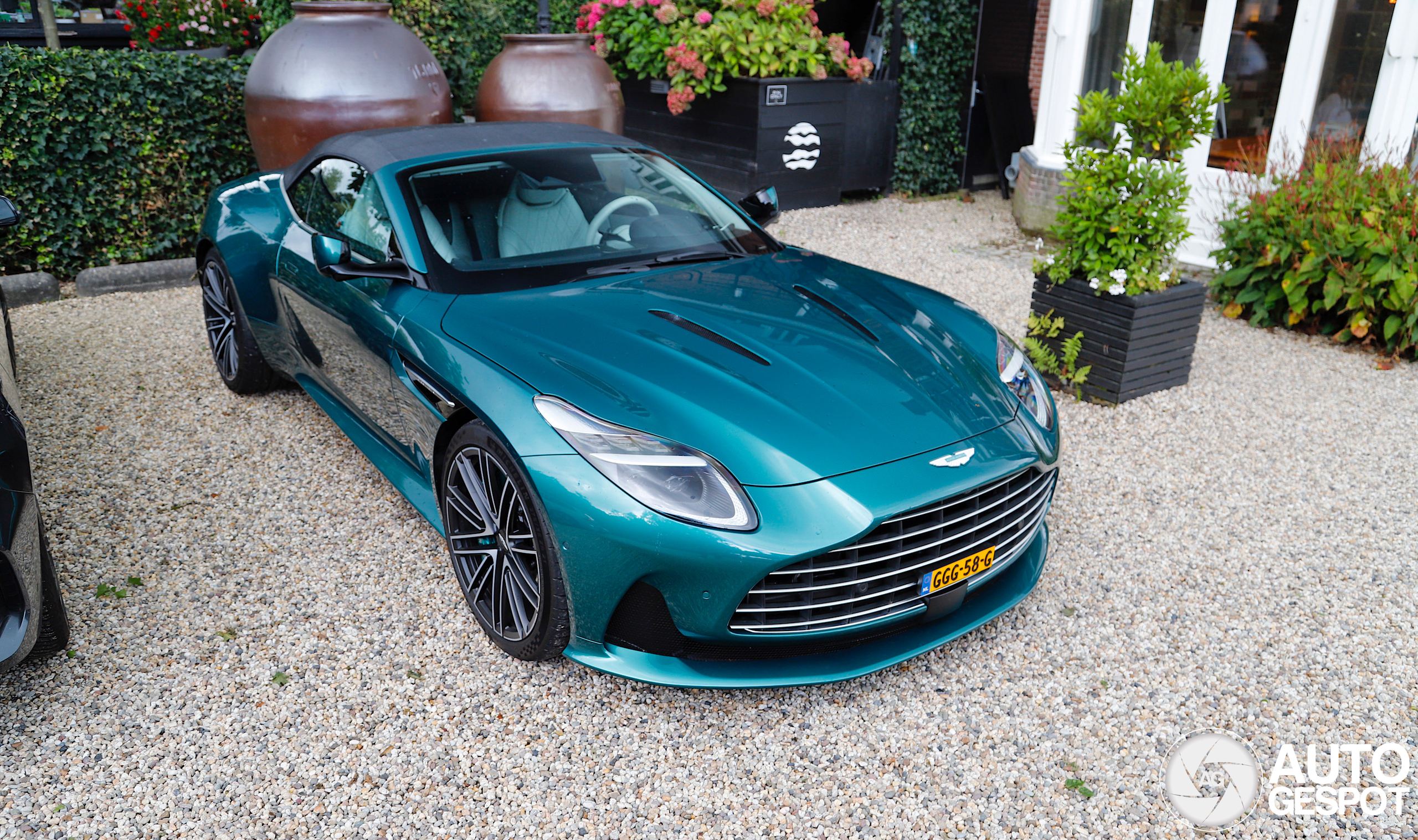 Aston Martin DB12 Volante