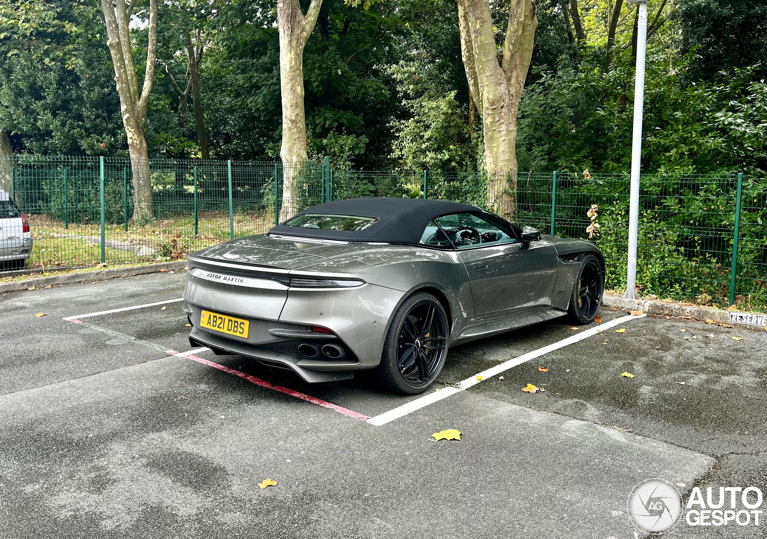 Aston Martin DBS Superleggera Volante