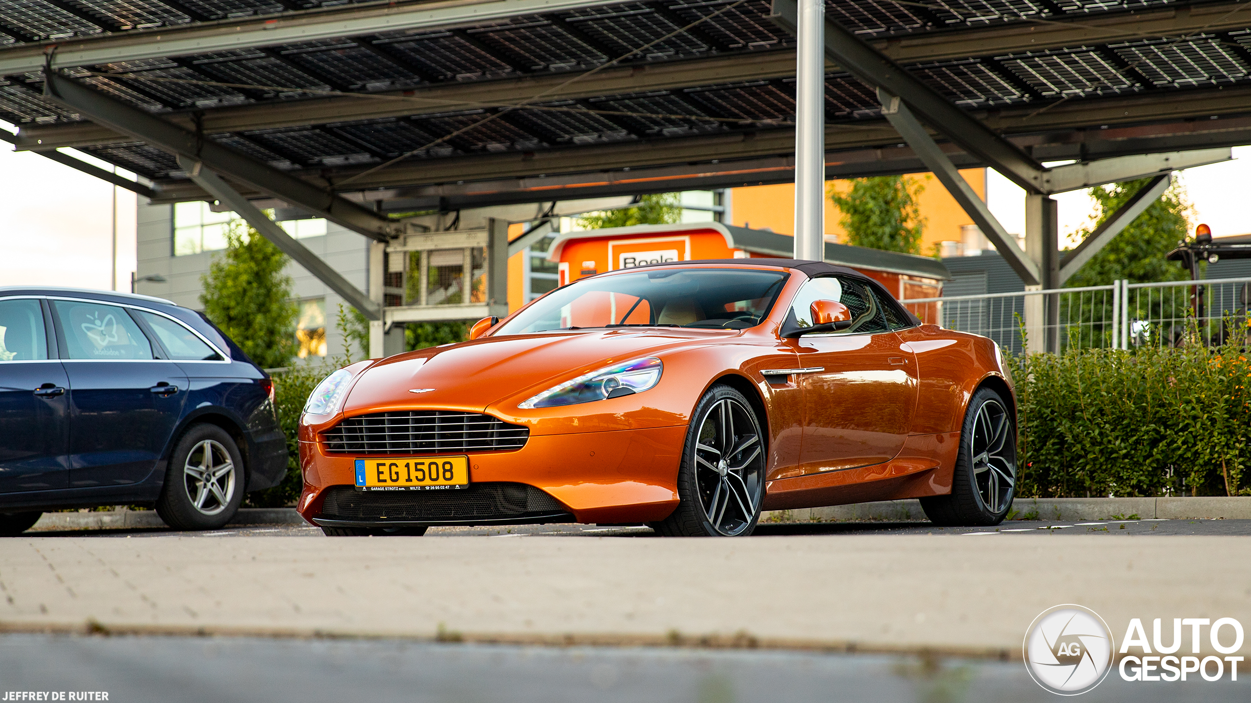 Oranje Aston Martin DB9 Volante