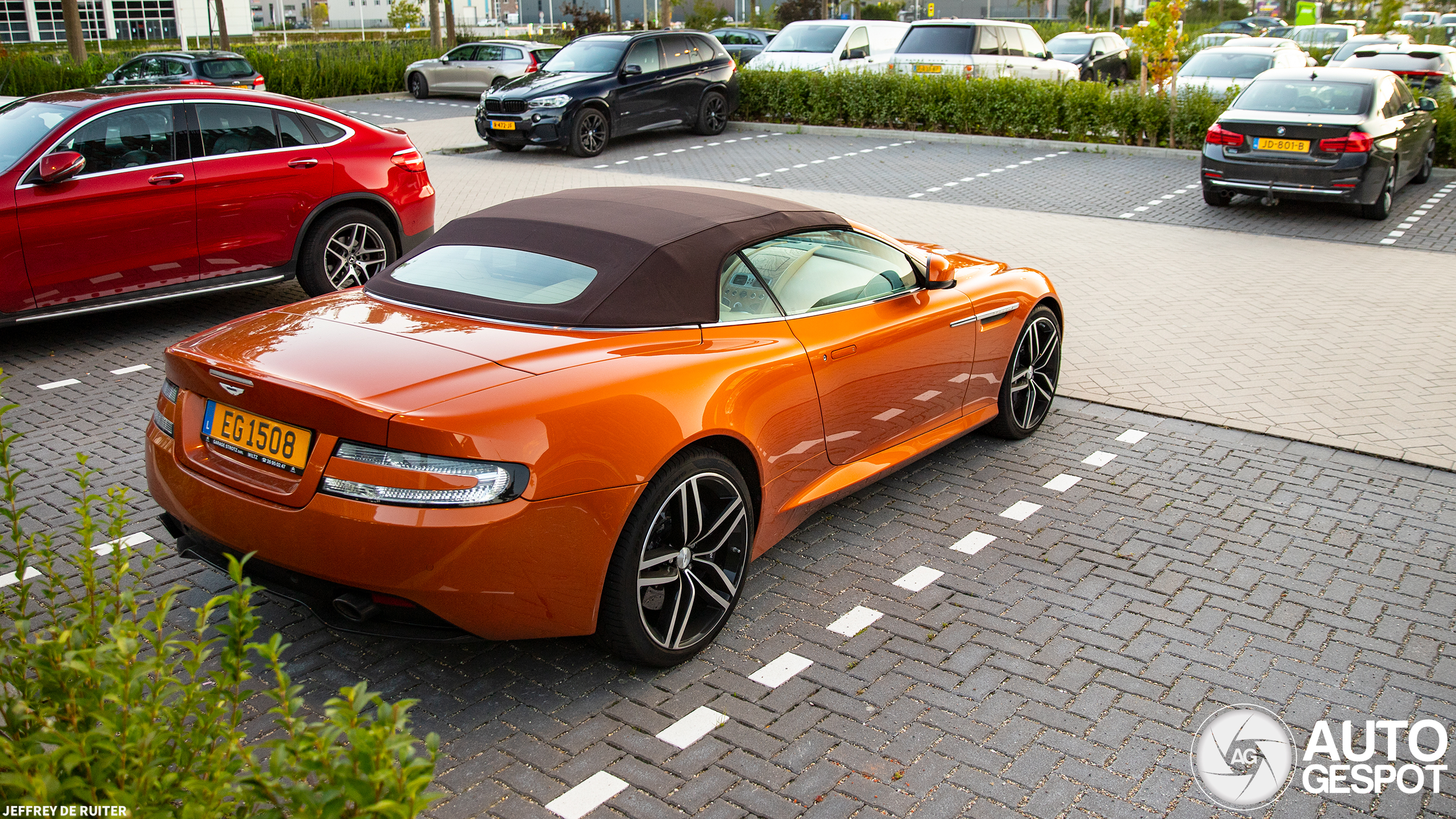 Oranje Aston Martin DB9 Volante