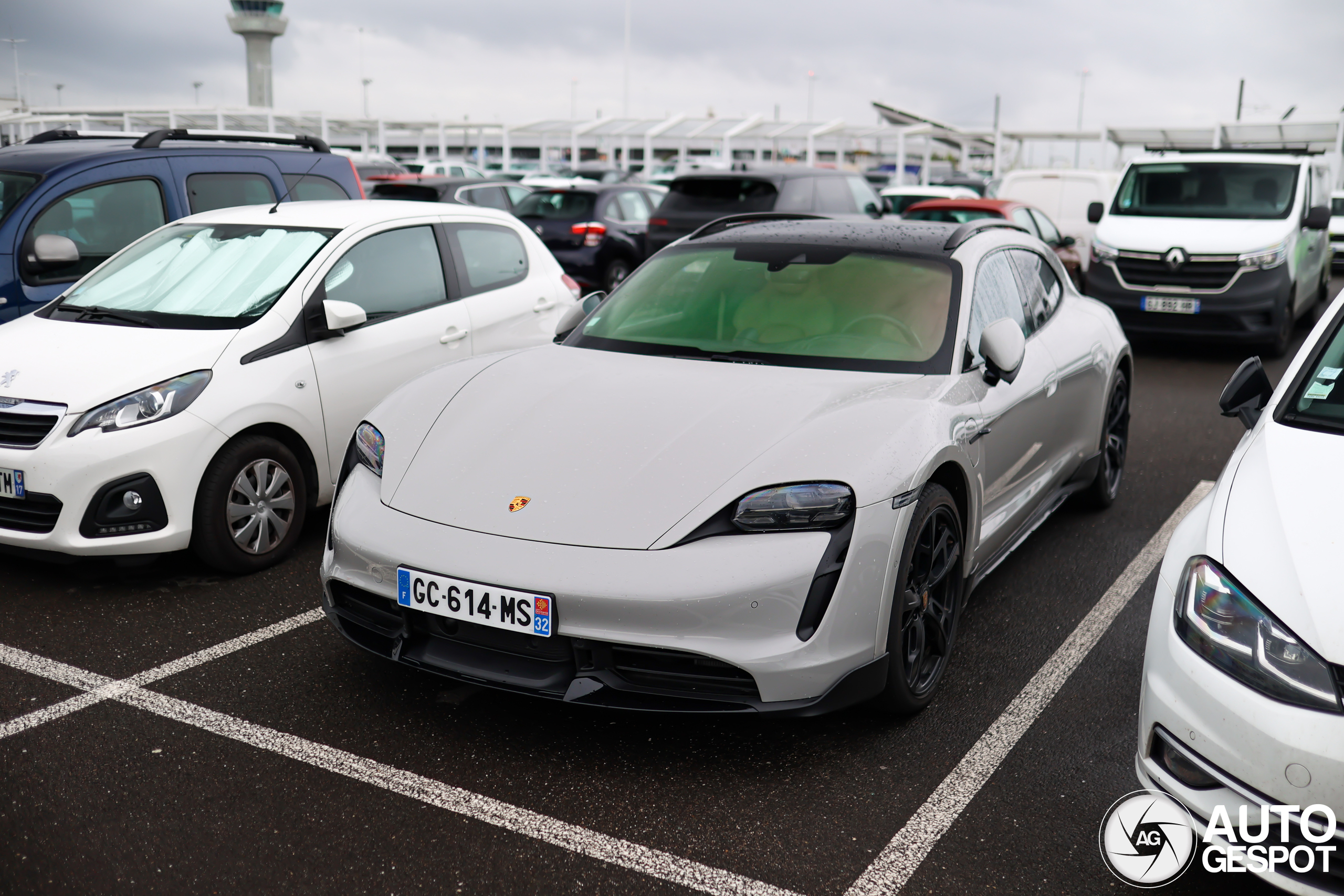 Porsche Taycan Turbo S Cross Turismo