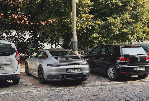 Porsche 992 Carrera 4 GTS