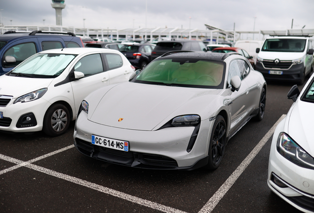 Porsche Taycan Turbo S Cross Turismo