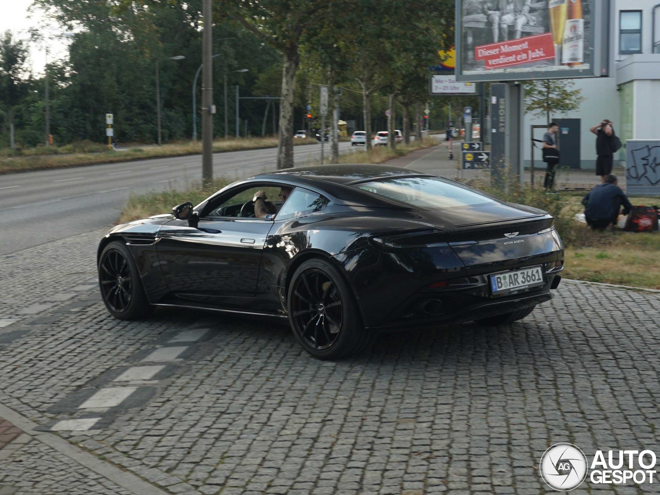 Aston Martin DB11