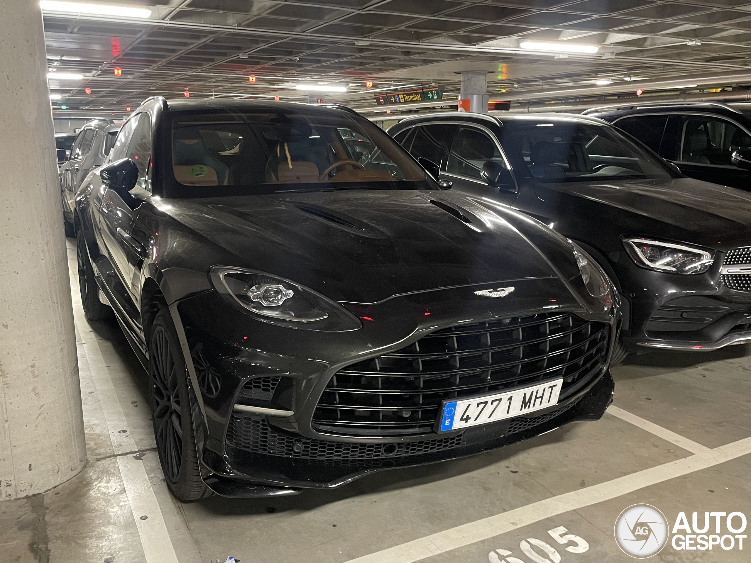 Aston Martin DBX707