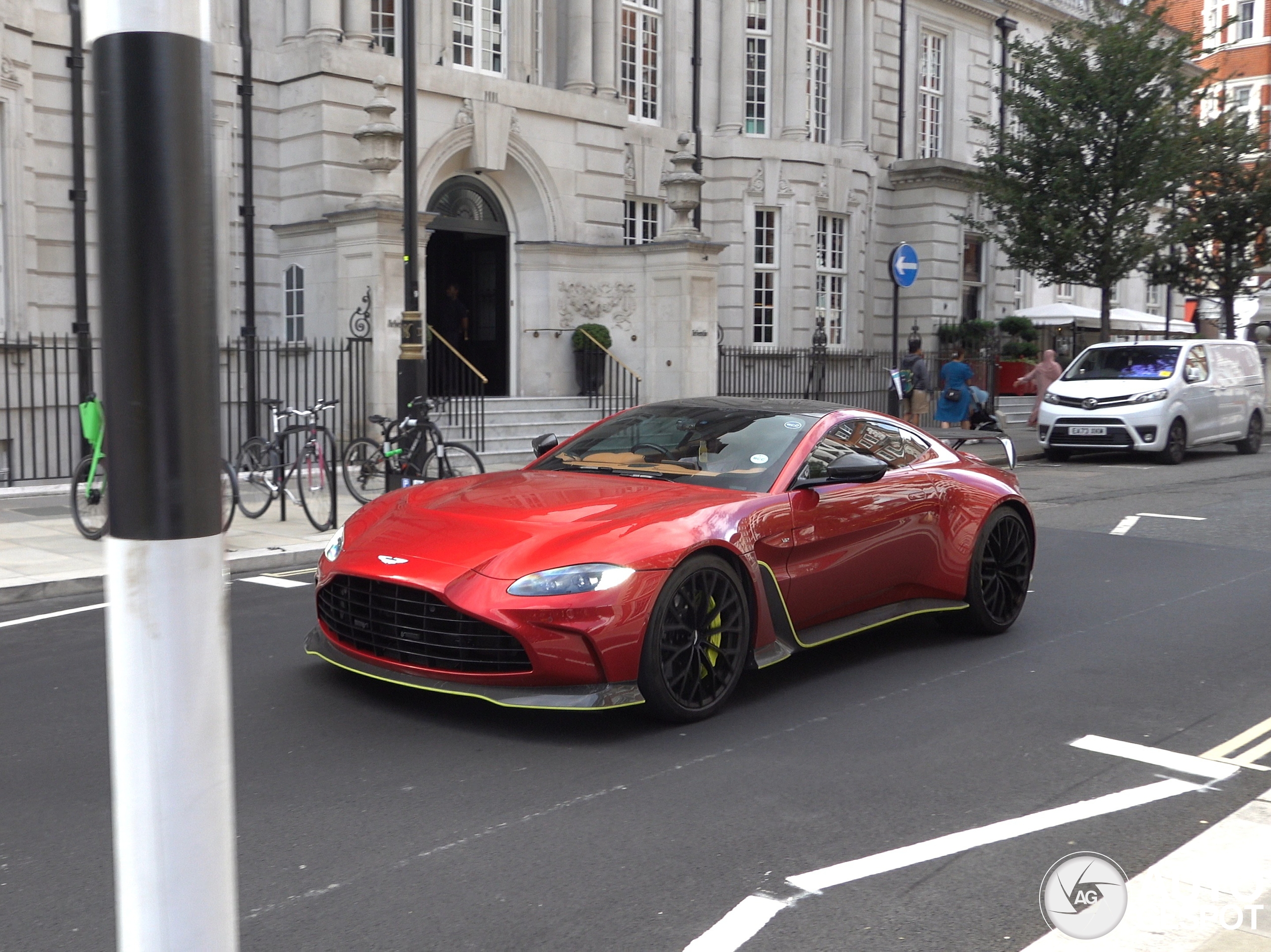 Aston Martin V12 Vantage 2023