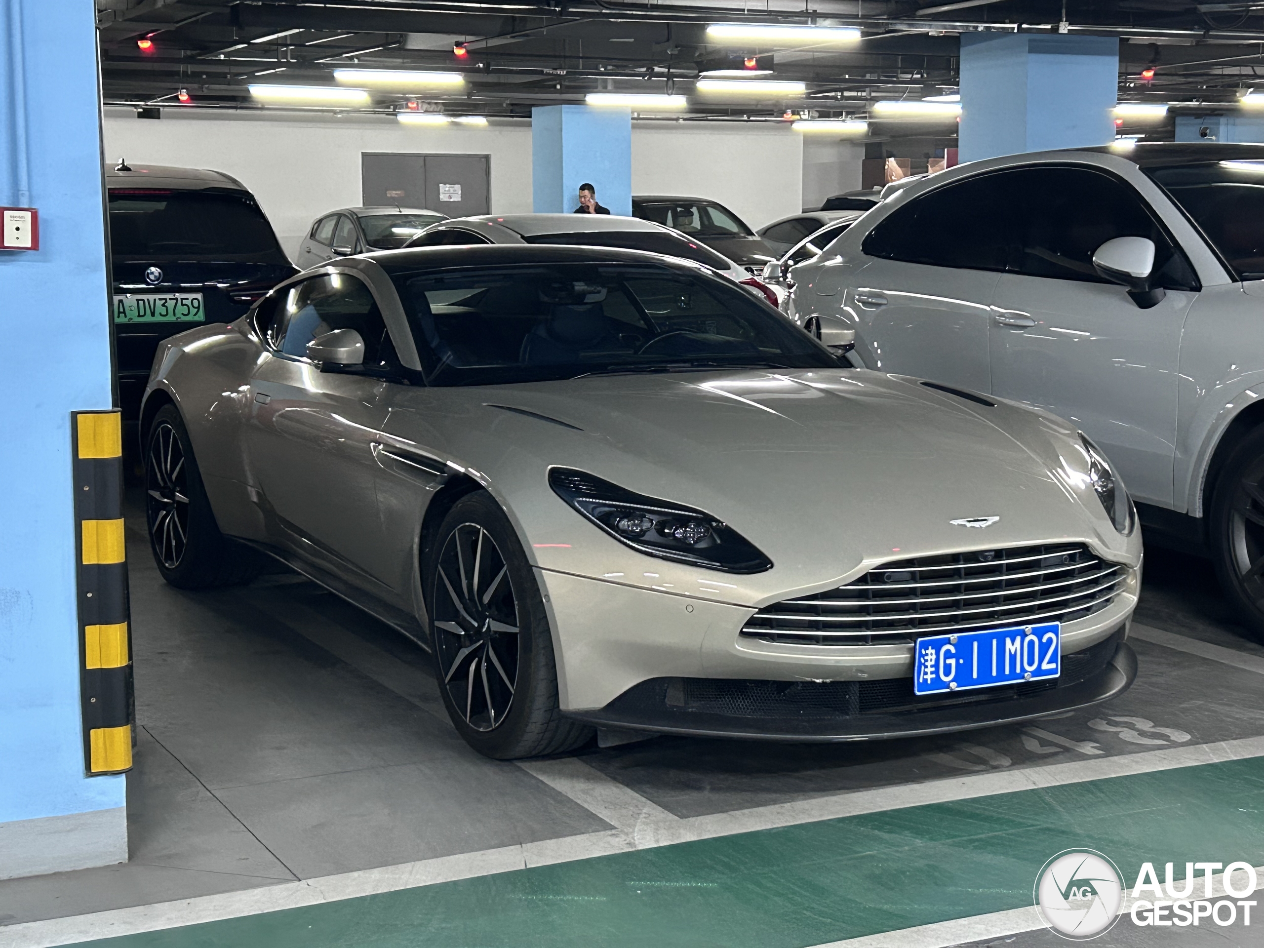 Aston Martin DB11 V8