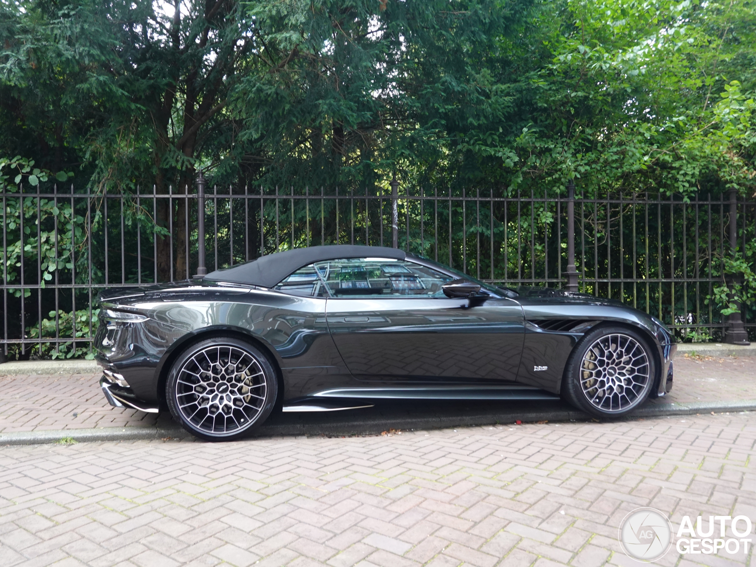 Aston Martin DBS 770 Ultimate Volante