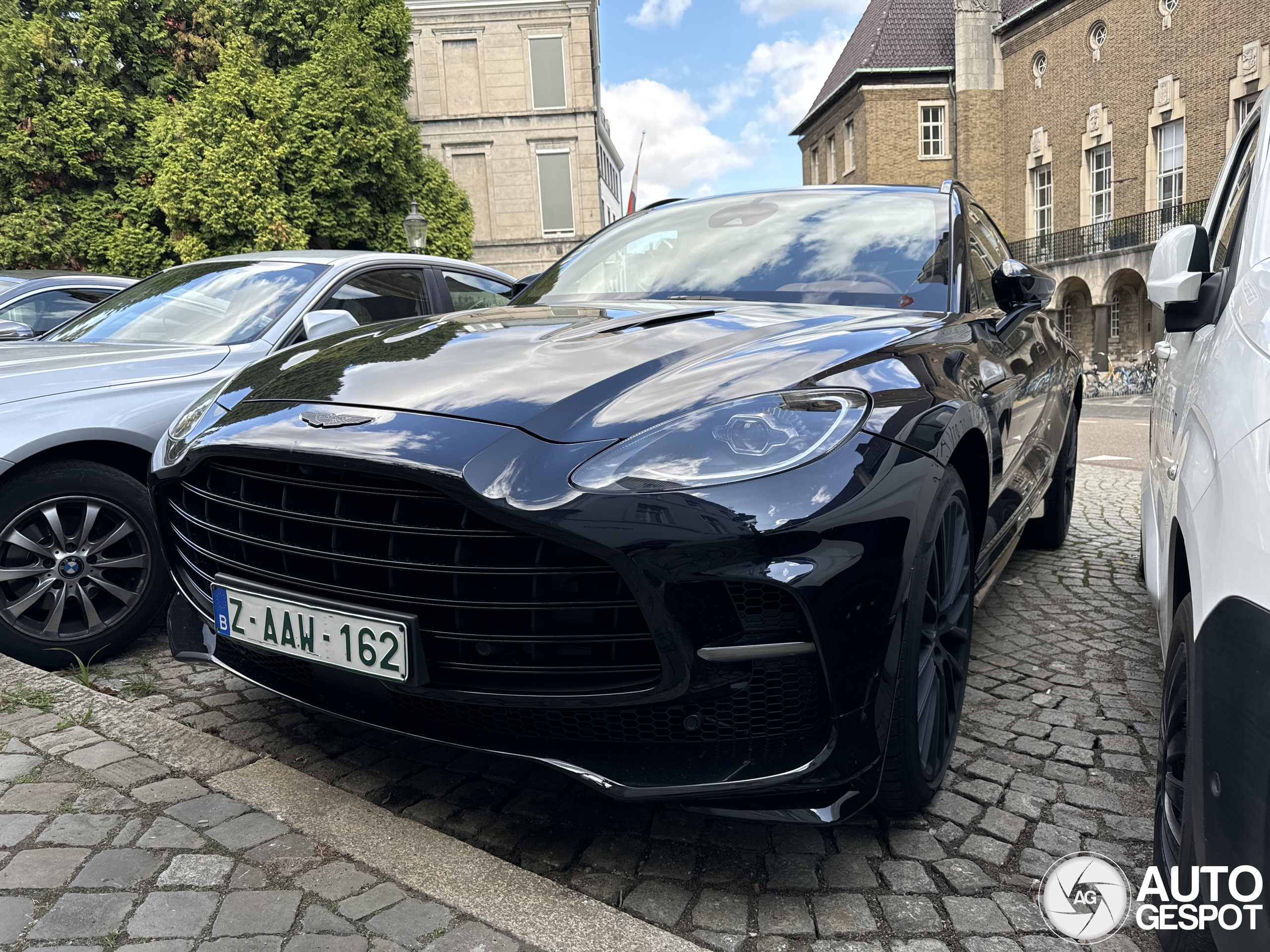 Aston Martin DBX707