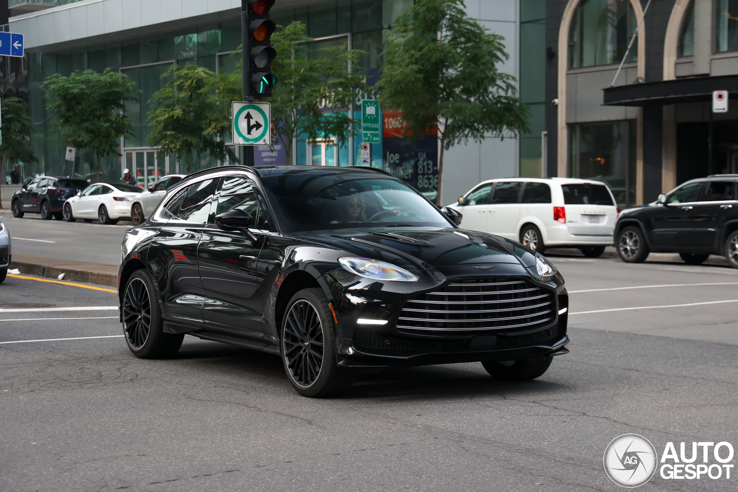 Aston Martin DBX707