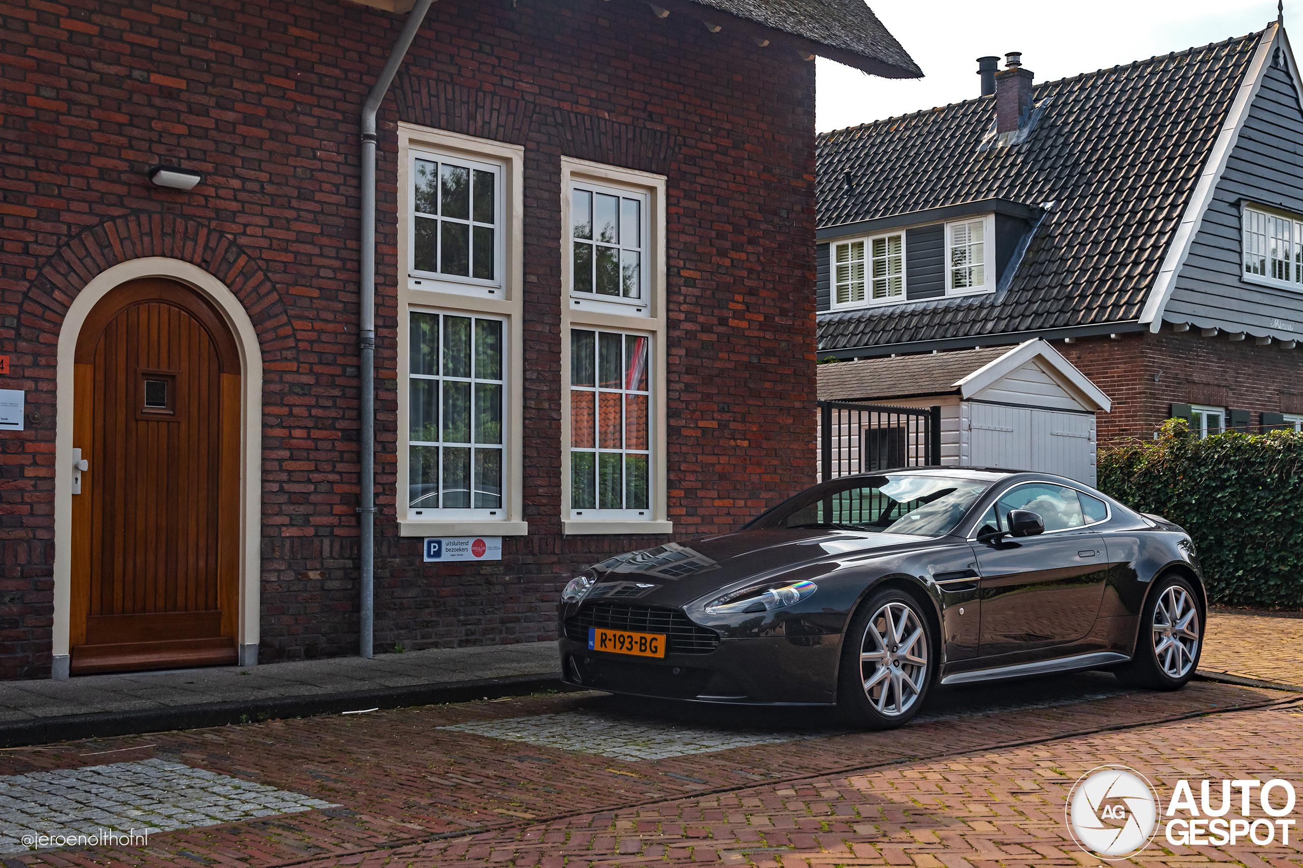 Aston Martin V8 Vantage S