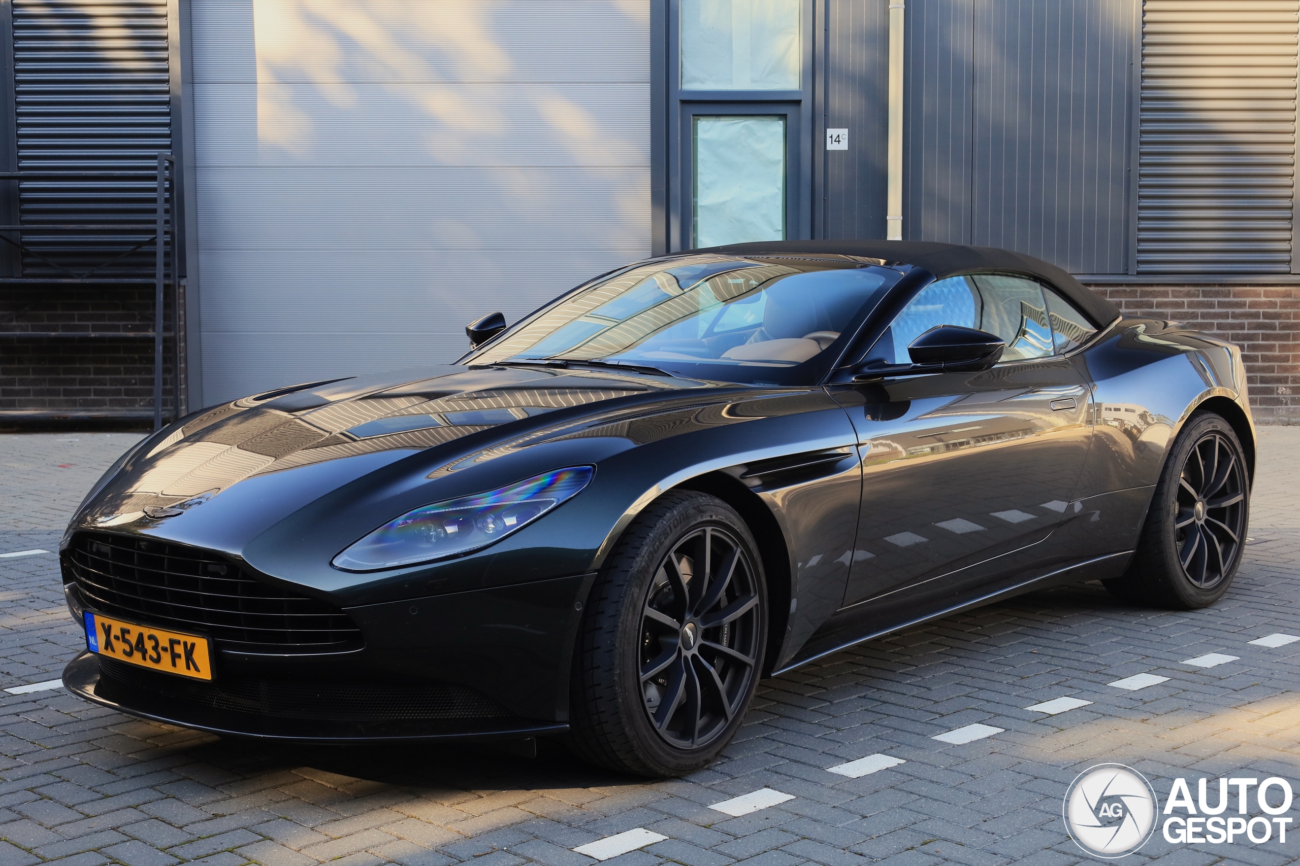 Aston Martin DB11 V8 Volante