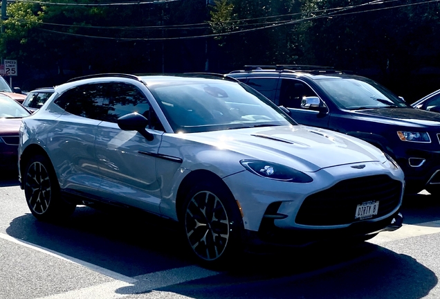 Aston Martin DBX707