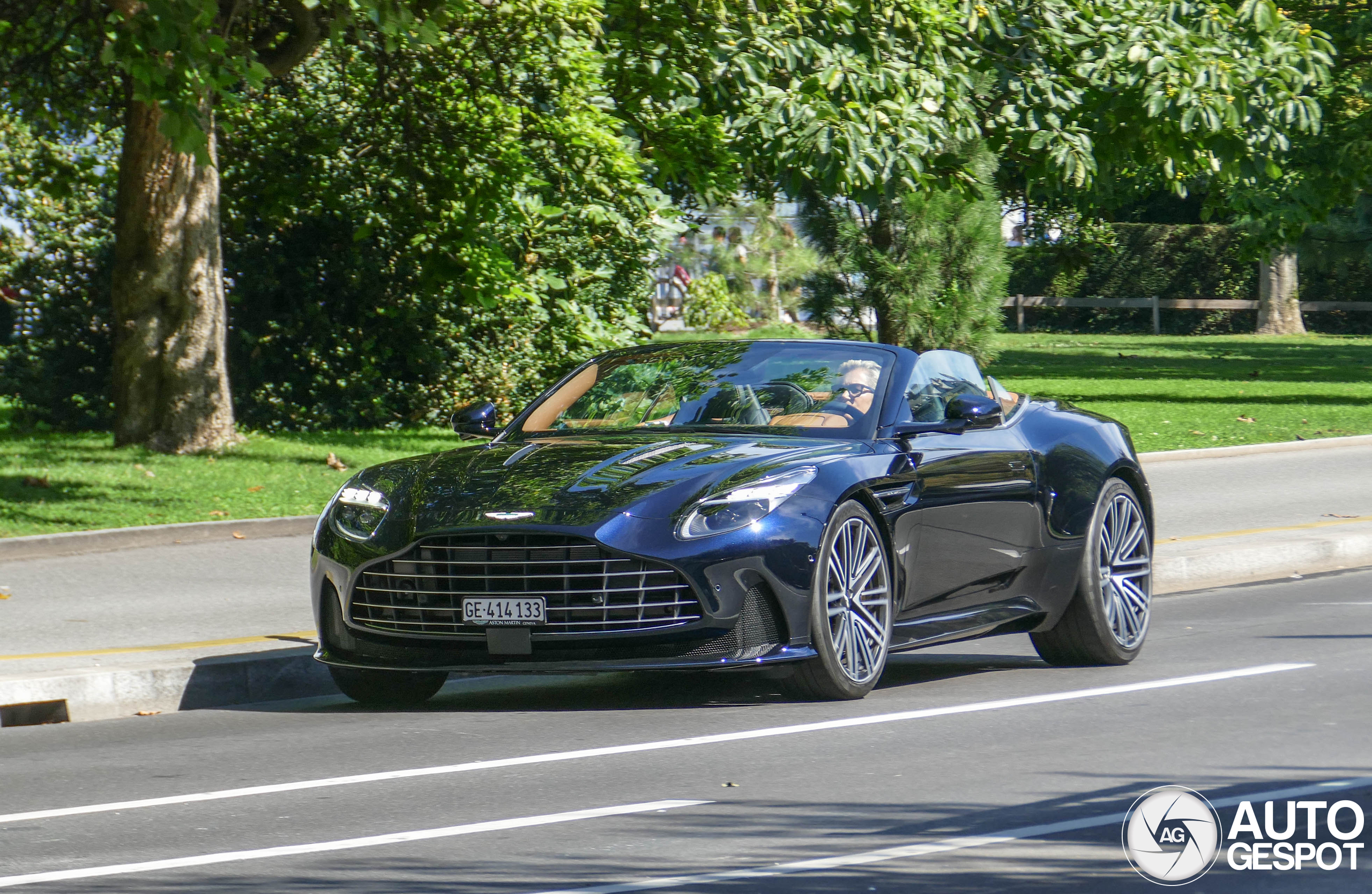 Aston Martin DB12 Volante