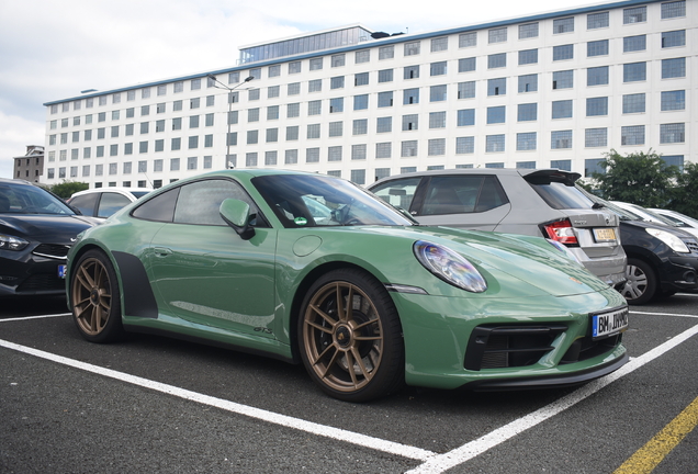 Porsche 992 Carrera 4 GTS