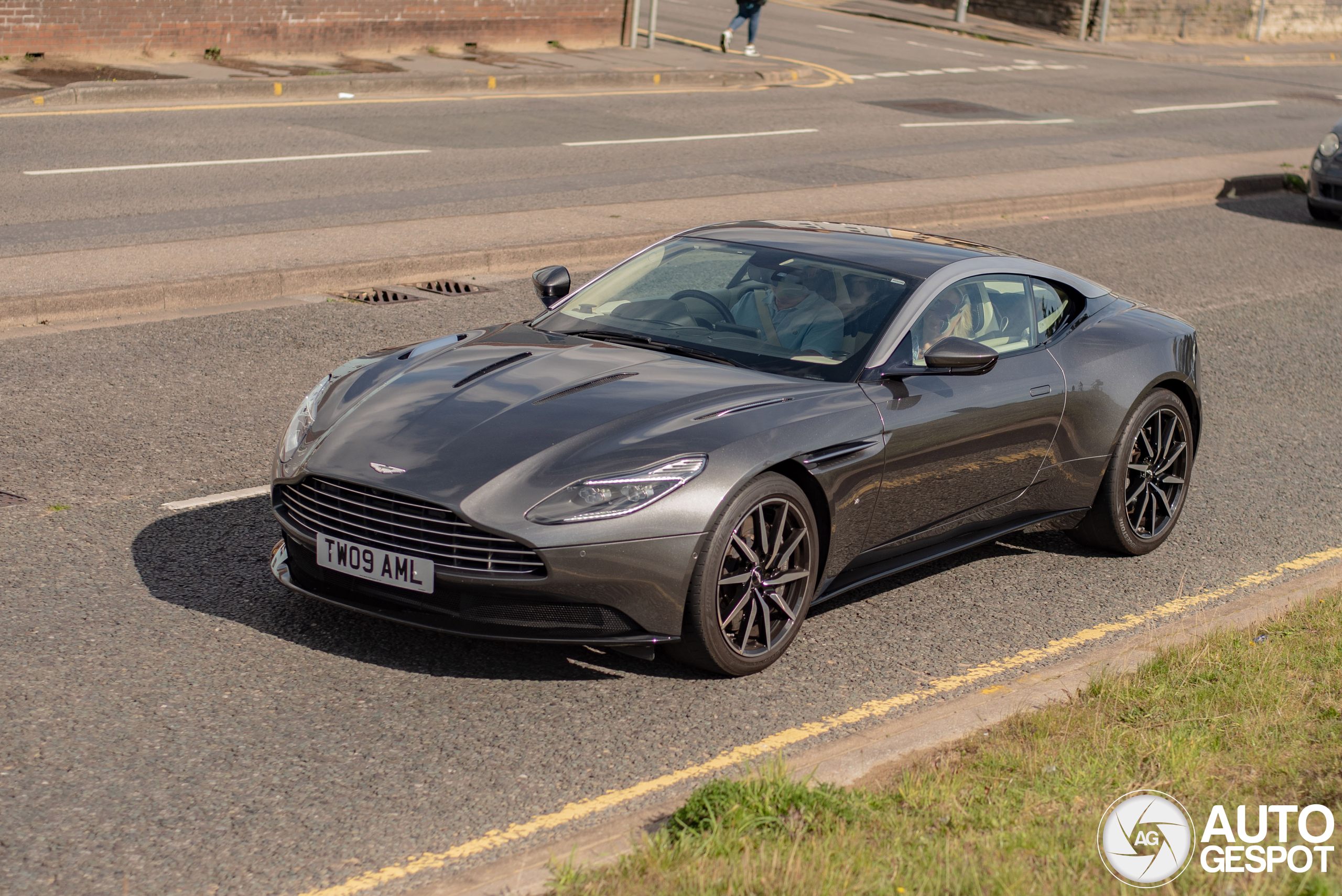 Aston Martin DB11