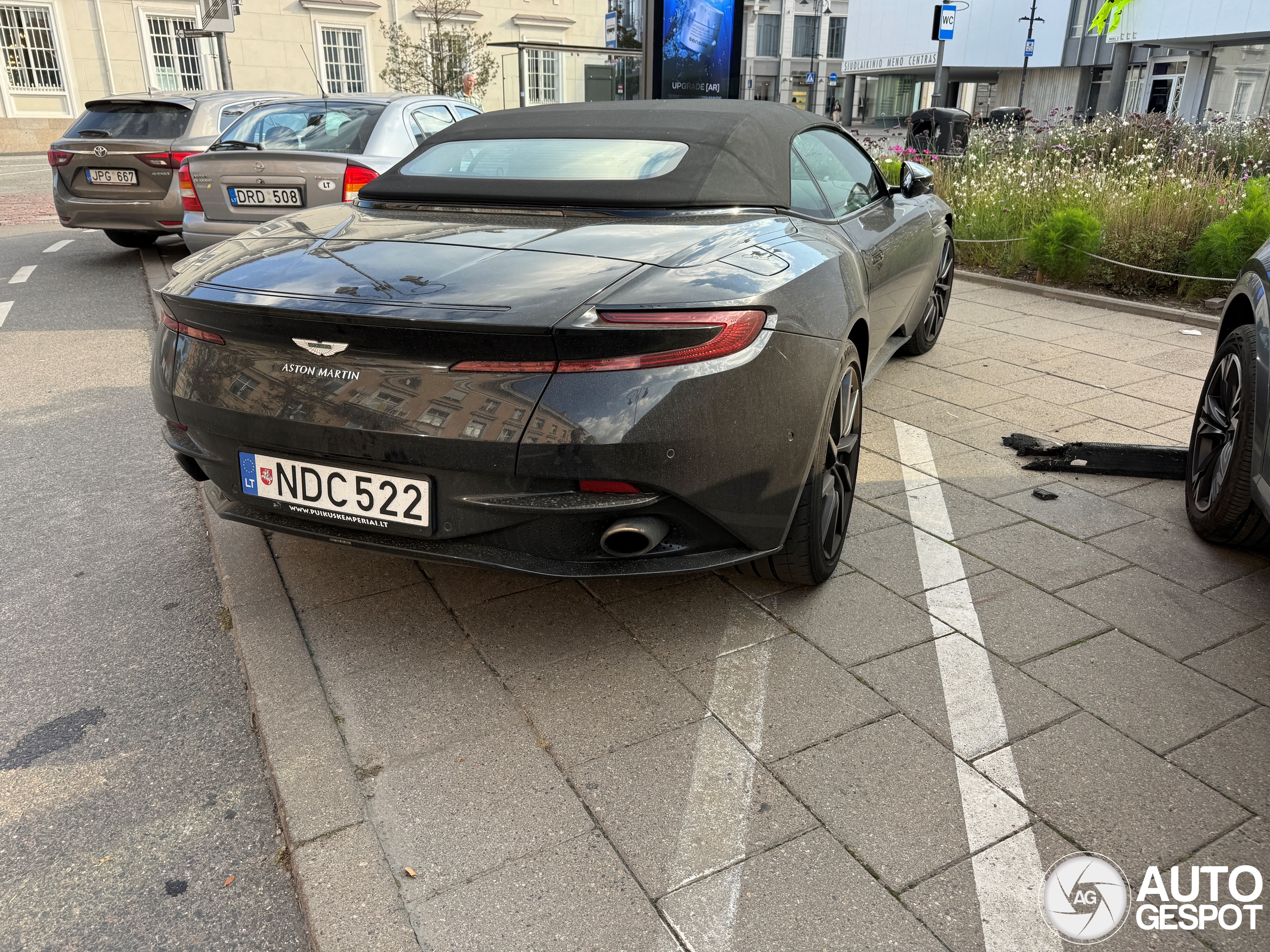 Aston Martin DB11 V8 Volante