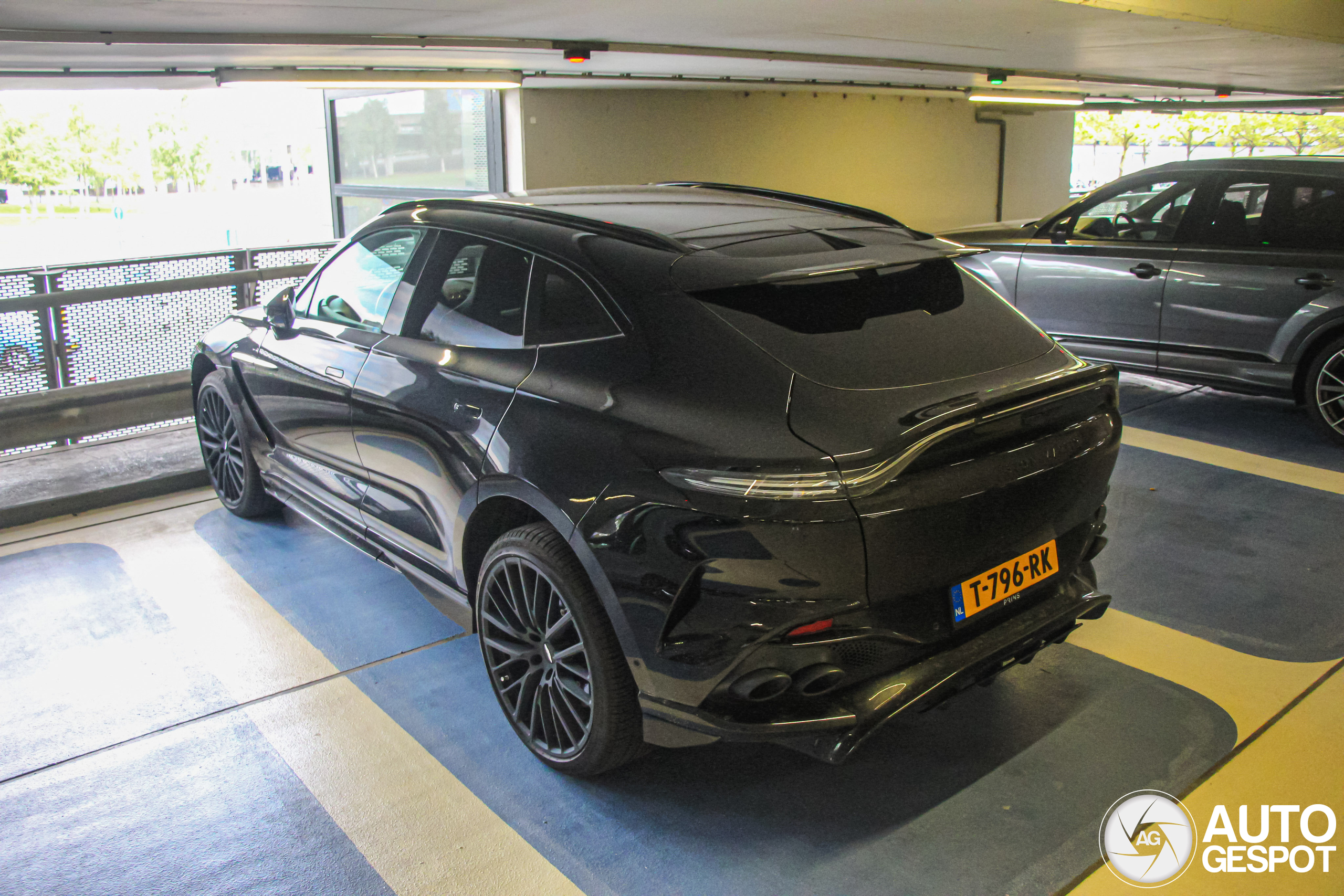 Aston Martin DBX707