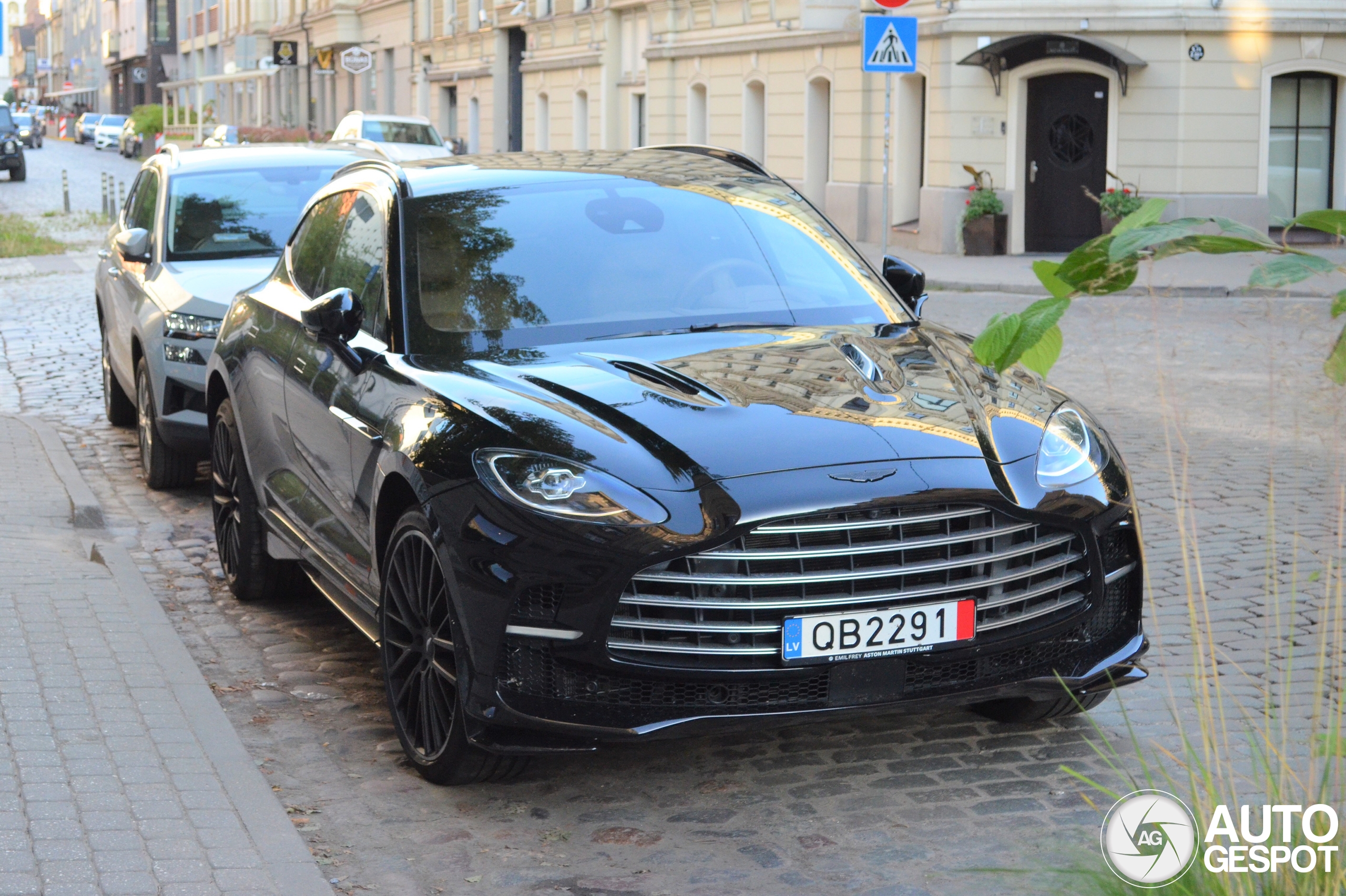 Aston Martin DBX707