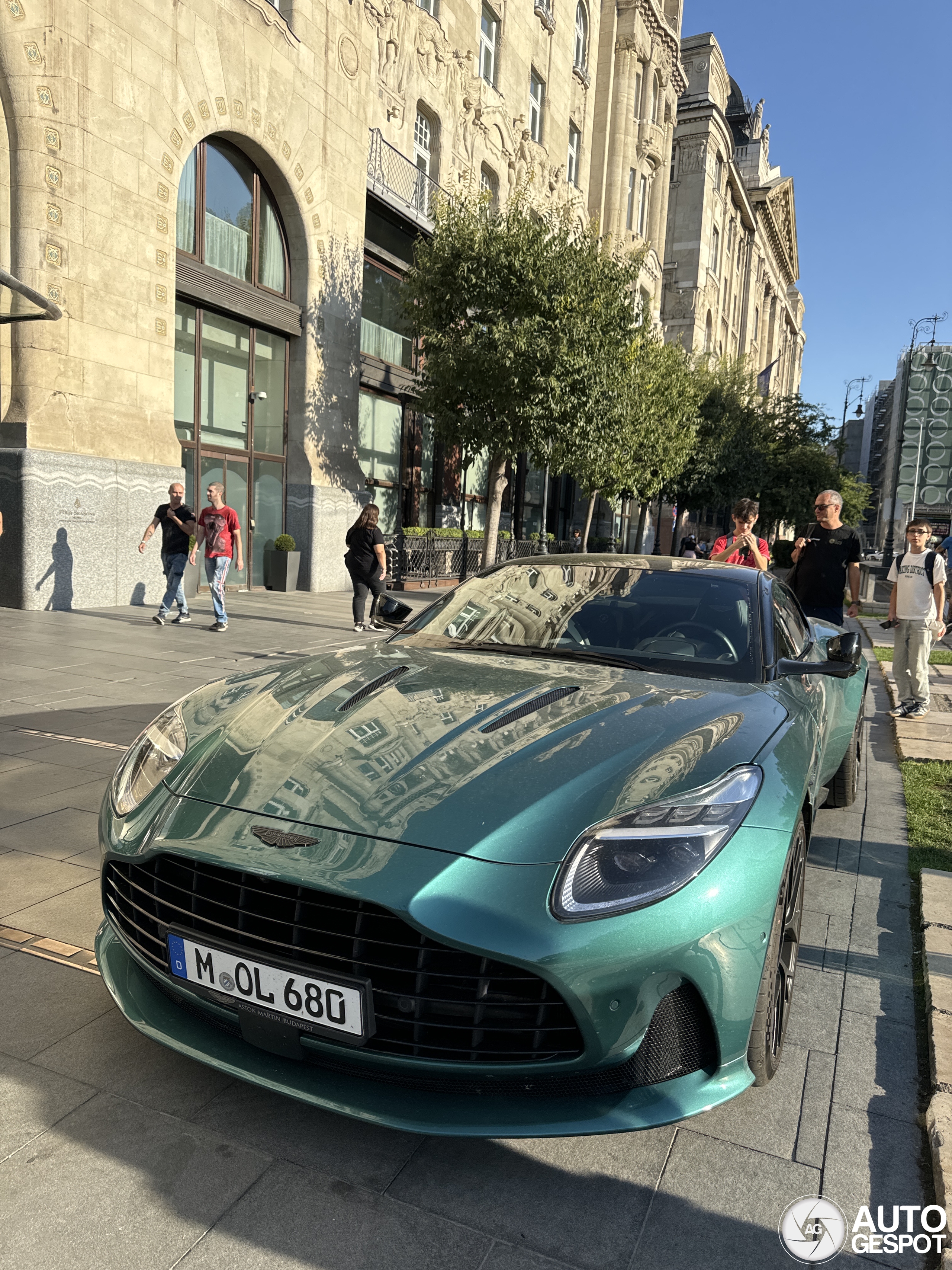 Aston Martin DB12