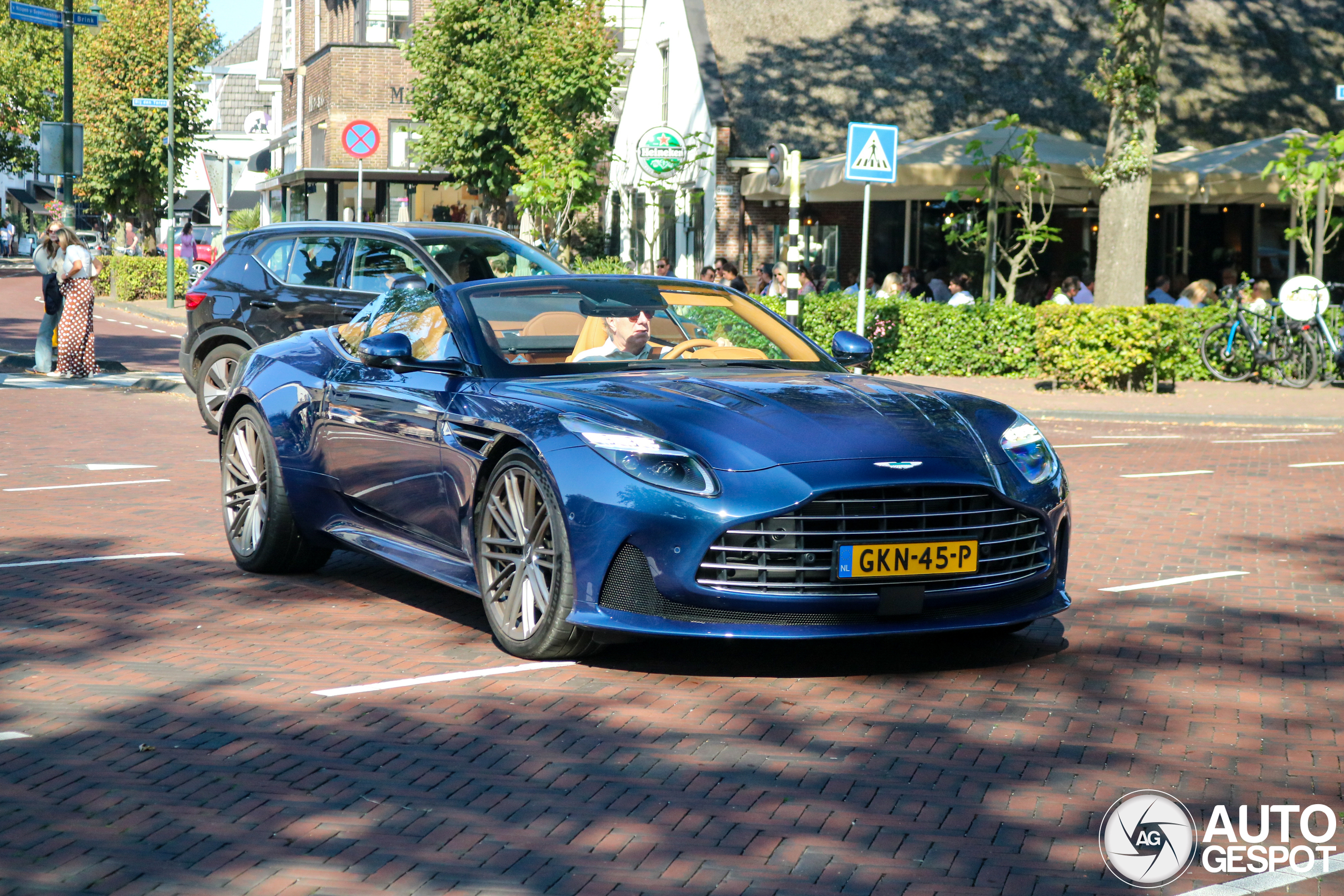 Aston Martin DB12 Volante